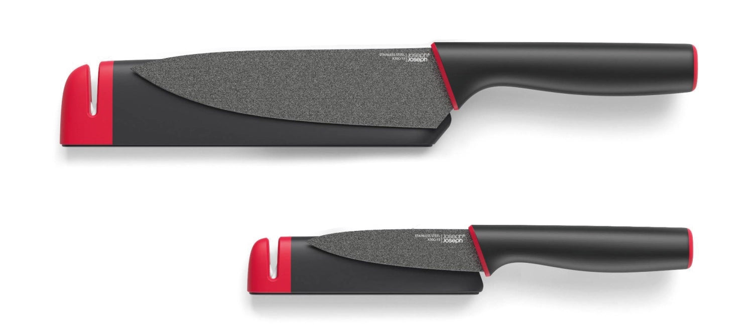 Zwei praktische Slice Sharpen Küchenmesser im Set, rot-grau, mit integriertem Schärfer für müheloses Schneiden und Zubereiten.