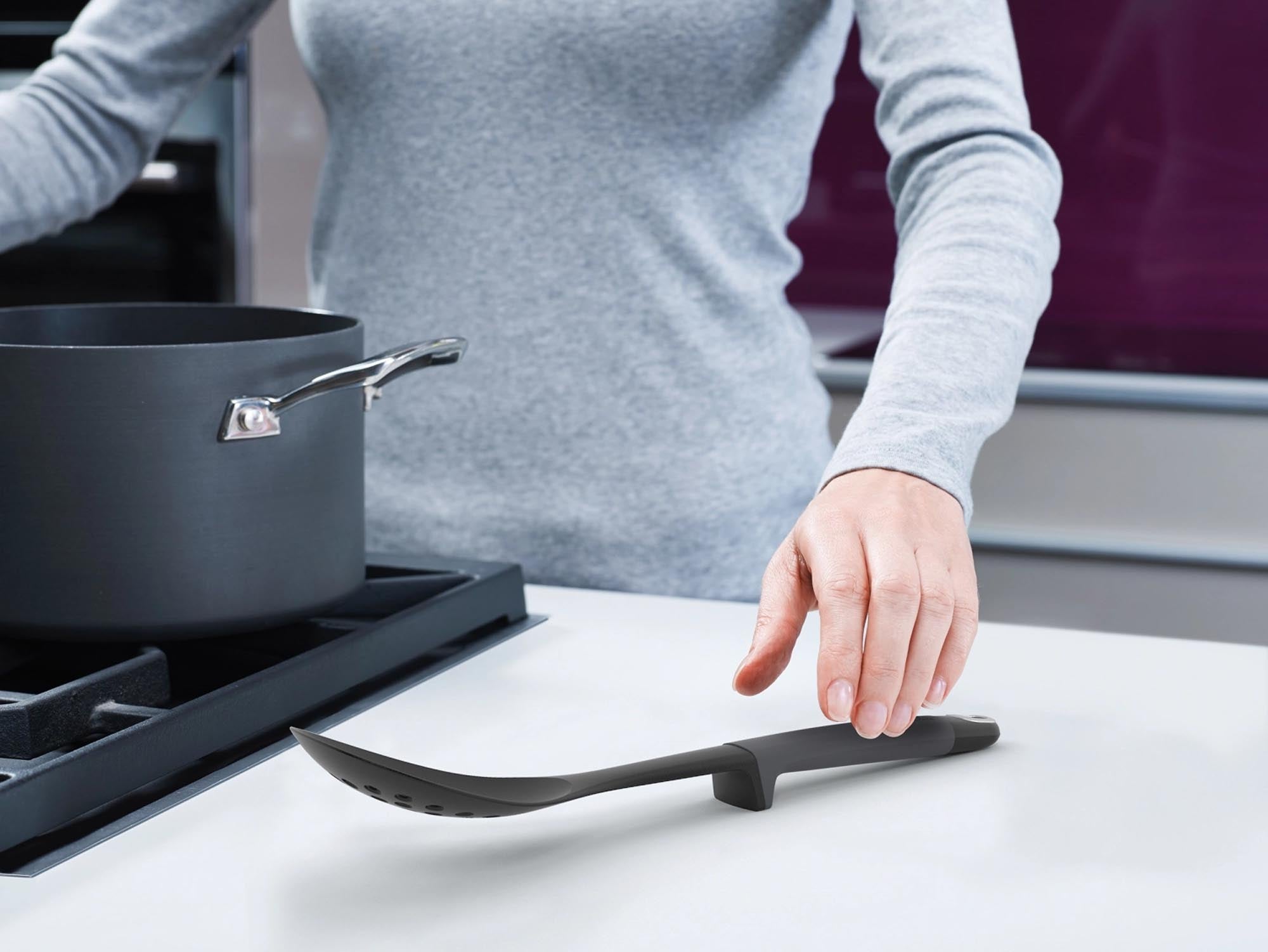 Das Elevate Karussell Geschenkset von Joseph Joseph: 7 hochwertige Küchenutensilien aus Nylon und Silikon, platzsparend, modern, ideal als Geschenk.