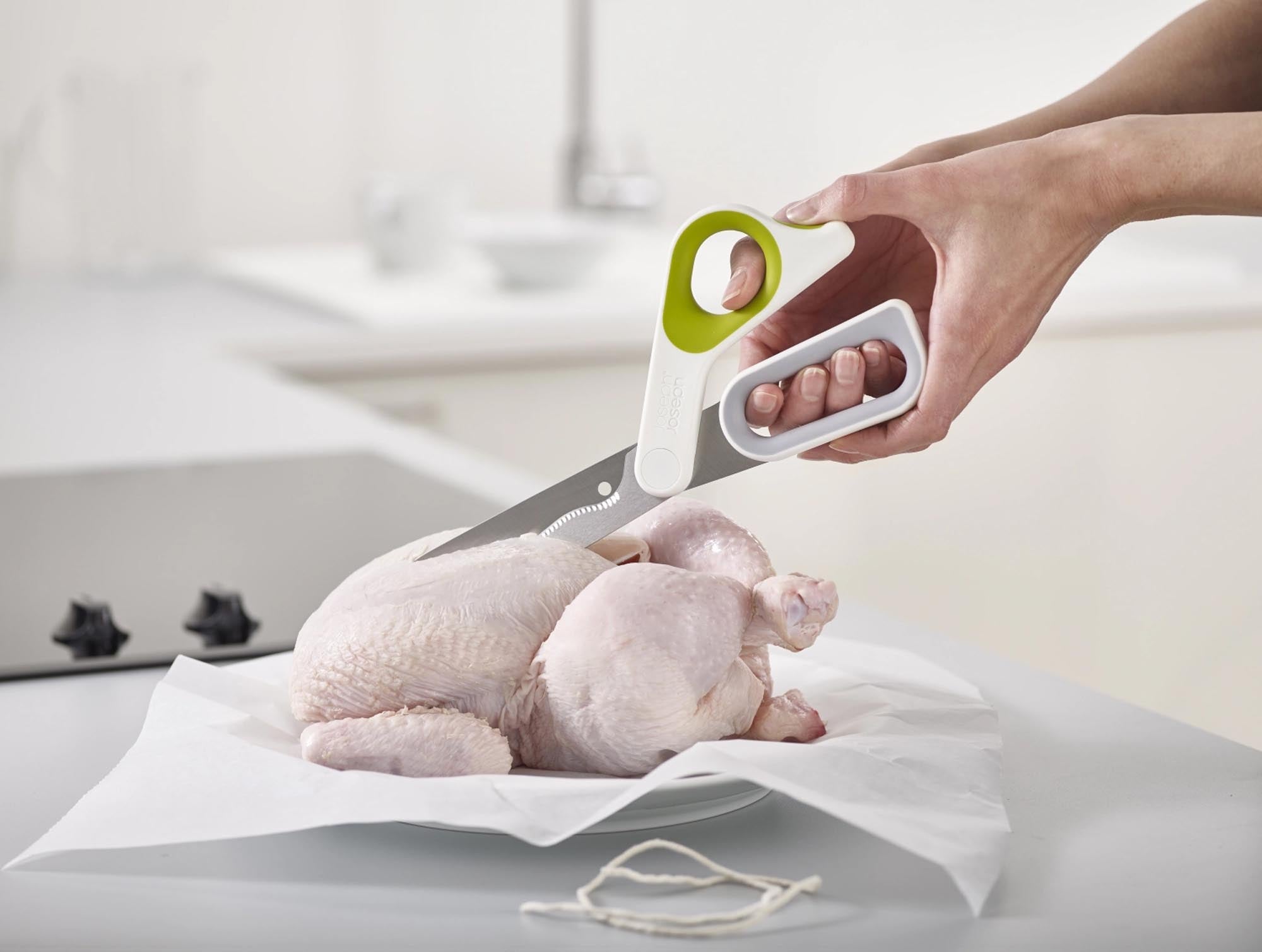 Die Joseph Joseph PowerGrip Küchenschere in Weiß und Grün vereint stilvolles Design mit Funktionalität. Ergonomisch, rutschfester Griff, ideal für vielseitige Schneidarbeiten.