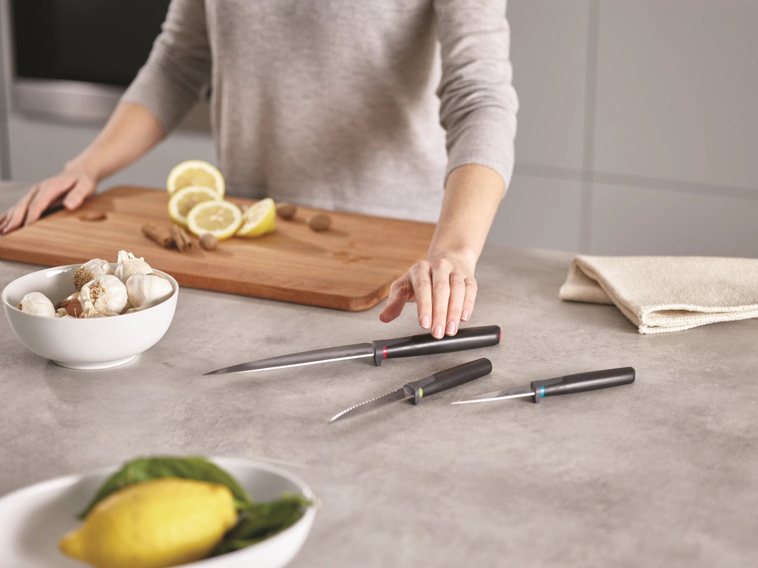 Entdecken Sie das 3-teilige Elevate Messer-Set von Joseph Joseph. Hochwertige Materialien, ergonomisches Design und hygienische Aufbewahrung für Ihre Küche!