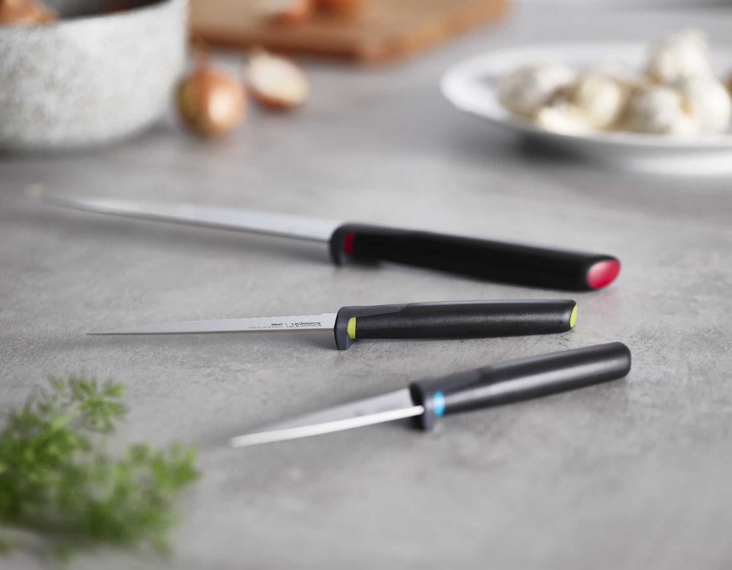 Erleben Sie das 3-tlg. Elevate Messer-Set von Joseph Joseph: Hygienisch, ergonomisch und aus langlebigem japanischem Stahl für präzises Schneiden!