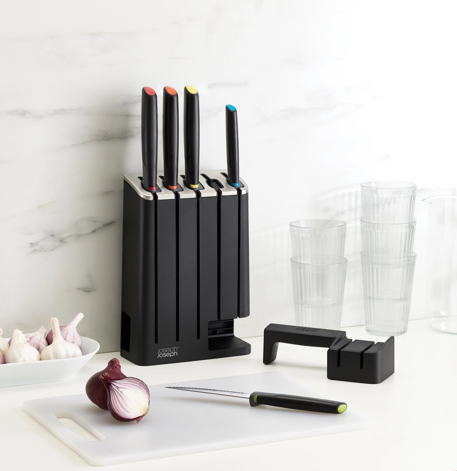 Stylischer Joseph Joseph Messerblock Elevate Knives SlimBlock mit 5 präzisen Messern, perfekt für anspruchsvolle Köche und modernes Küchendesign.