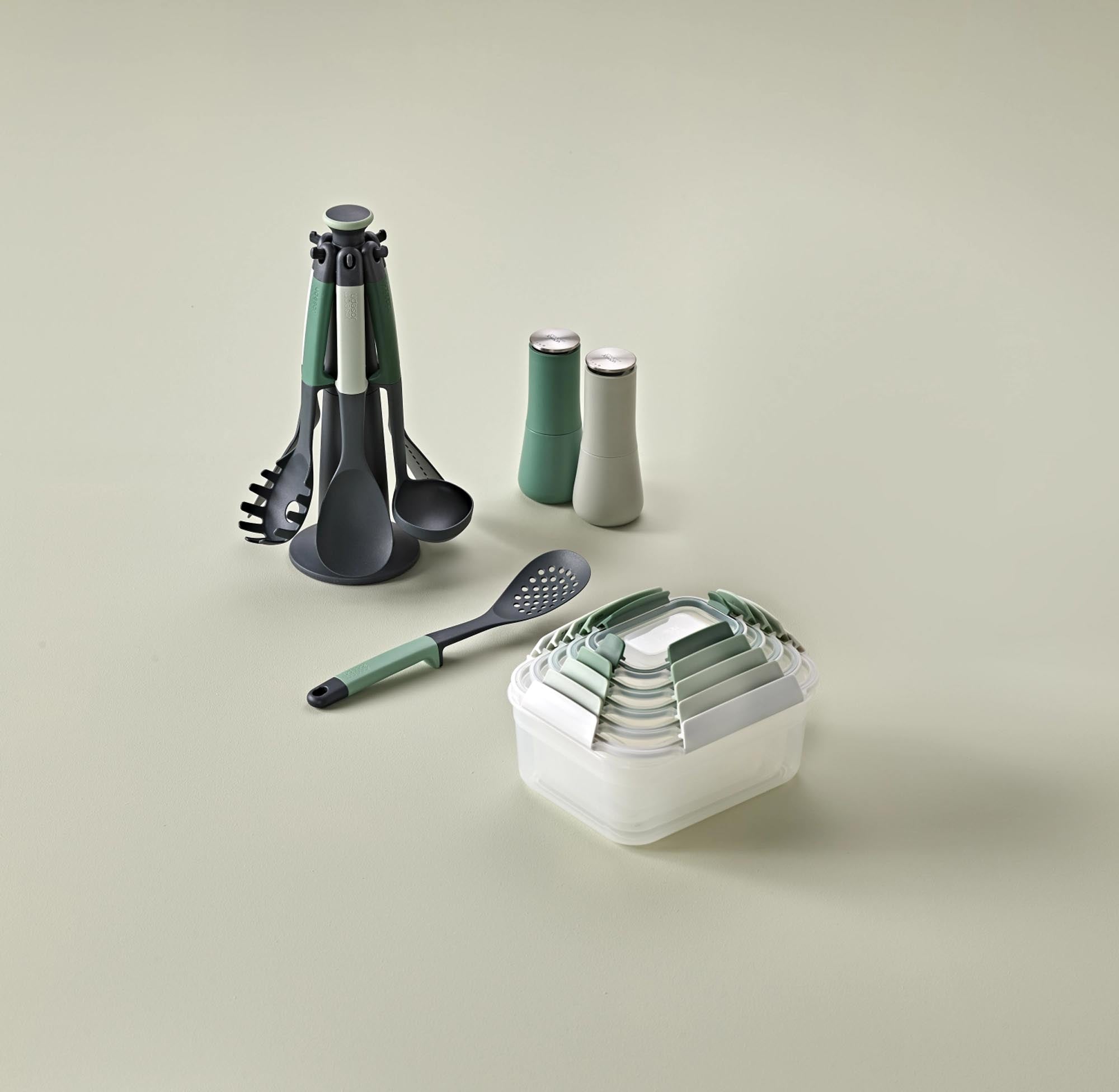 Stylisches 6-teiliges Karussell von Joseph Joseph in Sage-Grün. Ideal für Gewürze und Küchenutensilien, funktional und elegant.