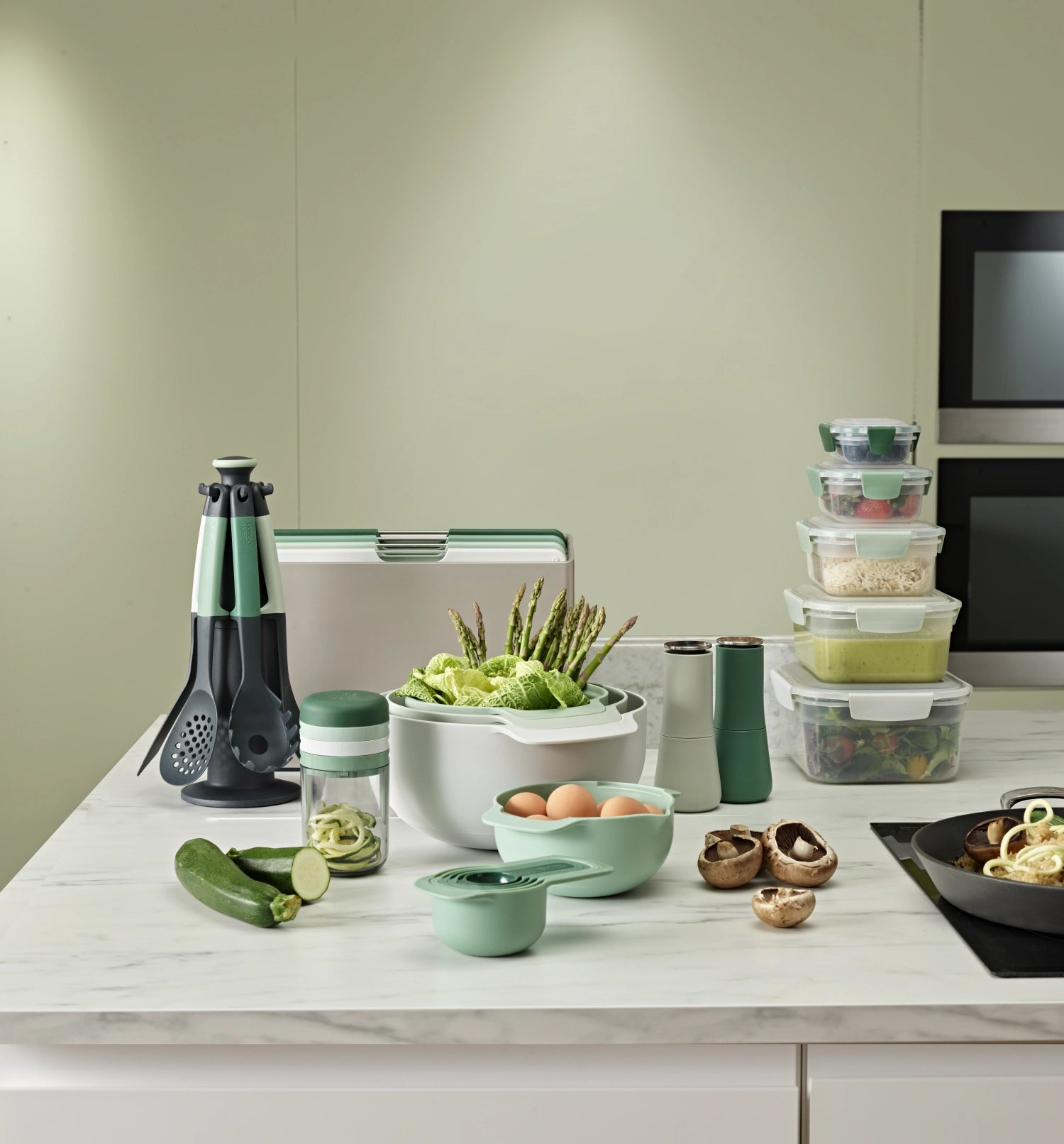 Elegantes 6-teiliges Kochlöffelset im Elevate Sage Karussell, perfekt organisiert und platzsparend, Höhe 35 cm, ideal für moderne Küchen.