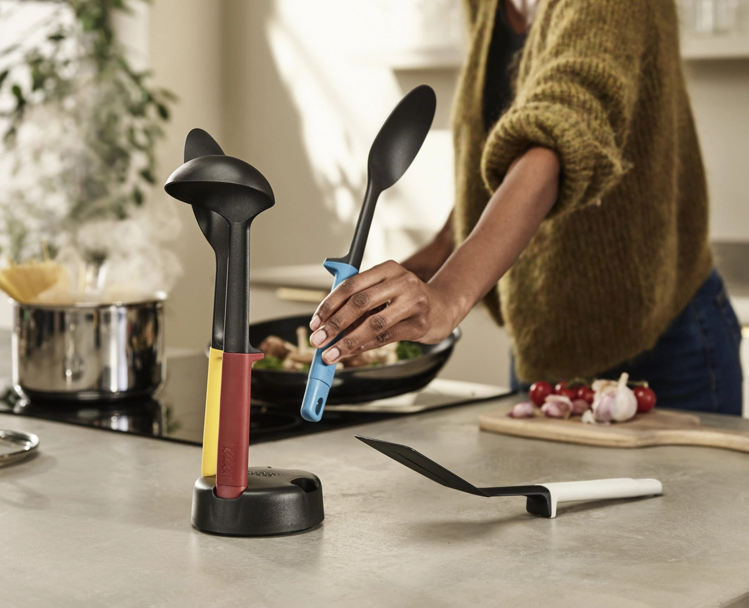 Elegantes 4-teiliges Kochbesteckset von Joseph Joseph, inklusive praktischem Ständer, perfekt für stilvolles Kochen in jeder modernen Küche.