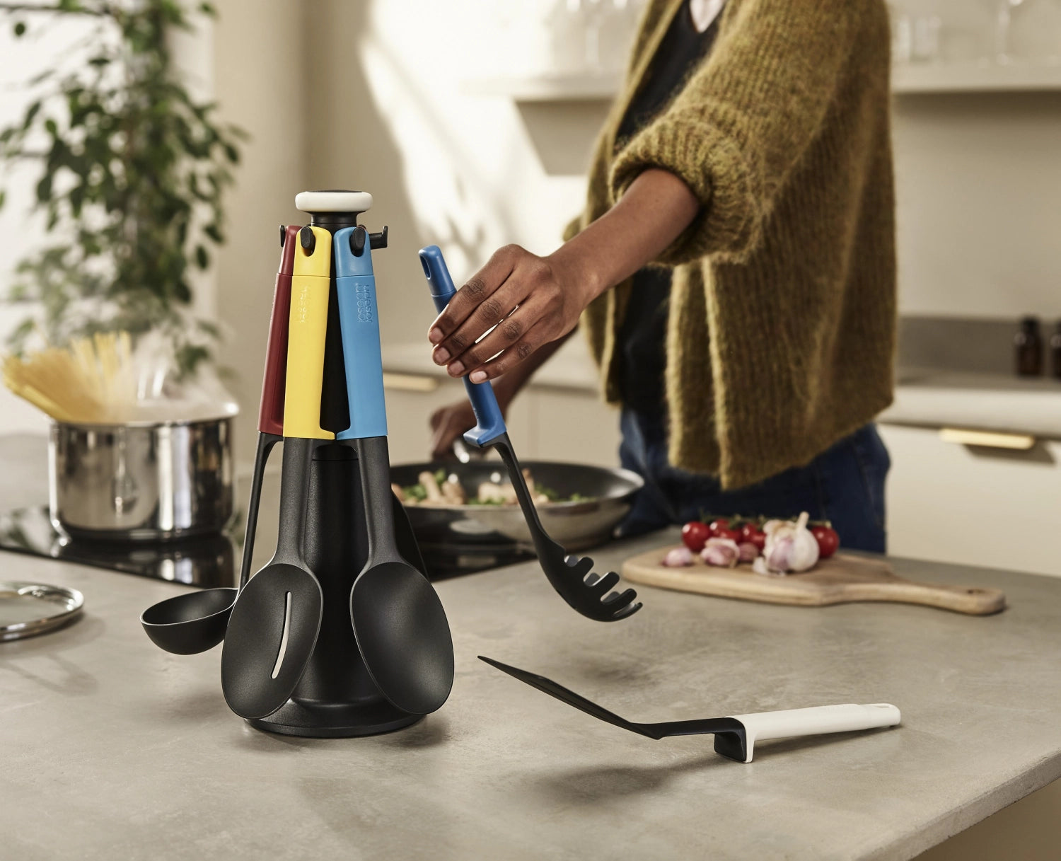 Praktisches 6-teiliges Kochbesteckset von Joseph Joseph mit drehbarem Ständer, perfekt für stilvolle und funktionale Küchenorganisation.