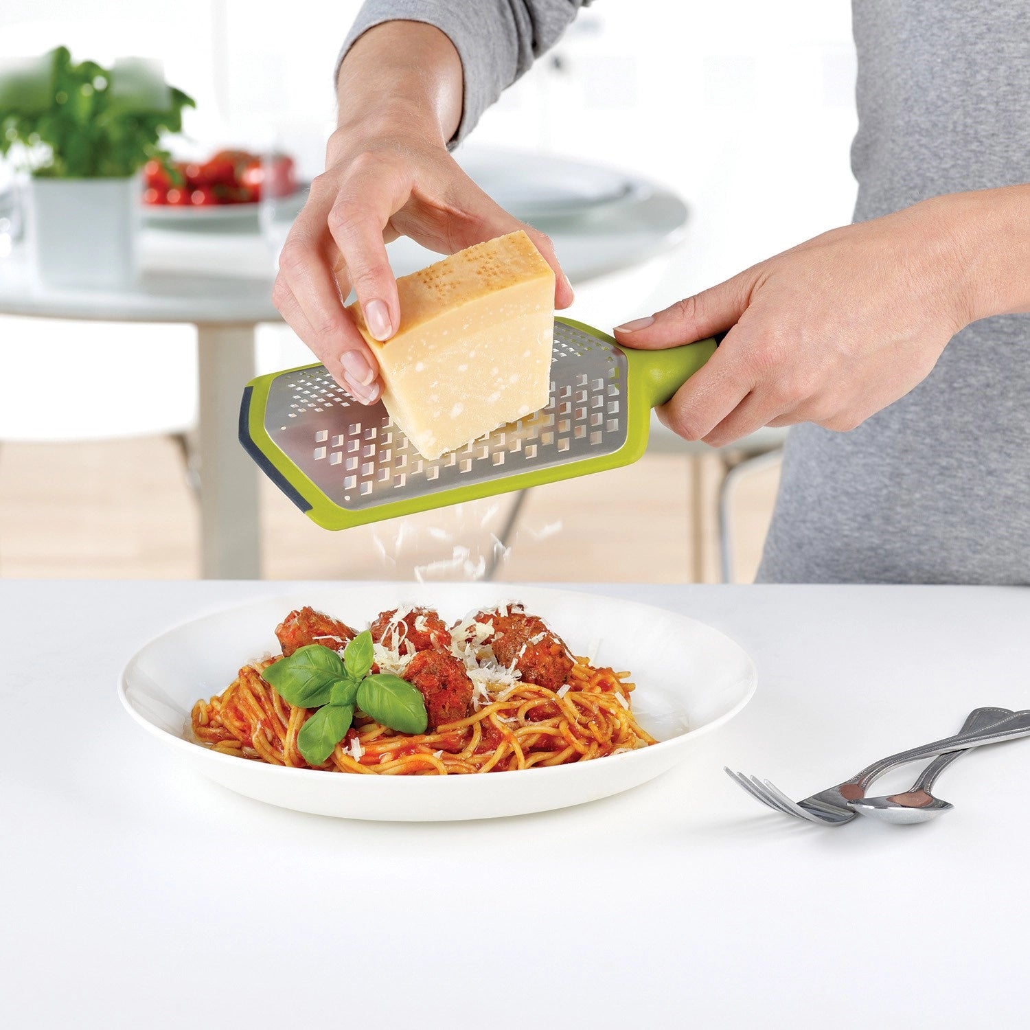 Twist Reibe mit Auffangbehälter in grün, ideal zum Reiben von Käse und Gemüse, bietet grobe und feine Reibefunktionen für vielseitige Küchenanwendungen.
