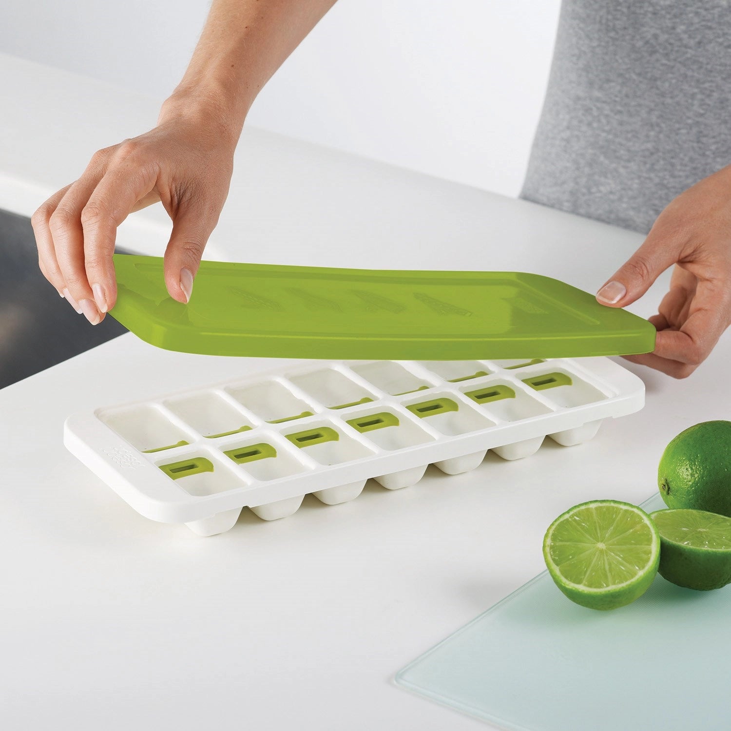 Praktischer Quicksnap Plus Eiswürfelbehälter in modernem Weiß und Grün, perfekt für die einfache Herstellung von Eiswürfeln, Maße: 13x32.2x3.5 cm.