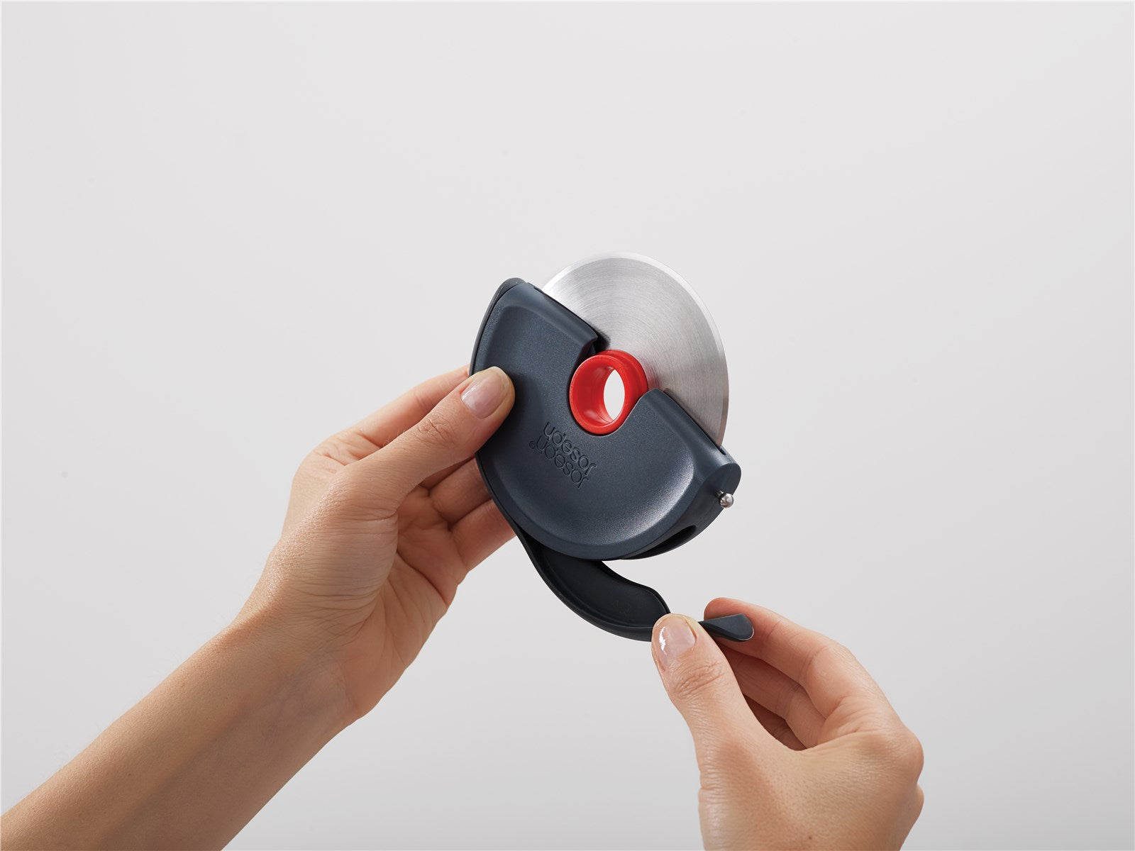 Das Joseph Joseph Disc Pizzarad mit Silikonschutz vereint modernes Design und hochwertige Materialien für müheloses Pizzaschneiden.