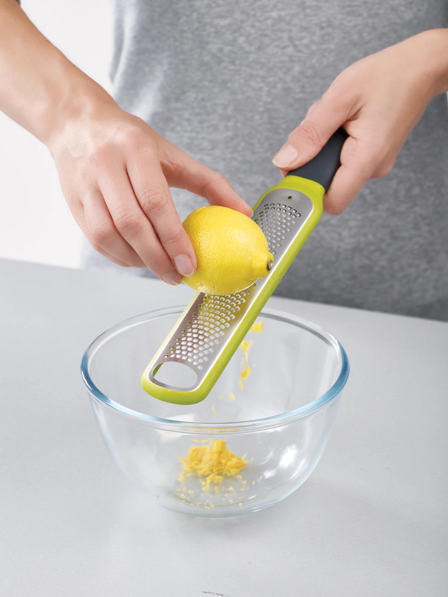 Entdecken Sie die Joseph Joseph HandiZest Zester Reibe in grün! Kompakt, aus Edelstahl und mit praktischem Reiniger – der perfekte Küchenhelfer!