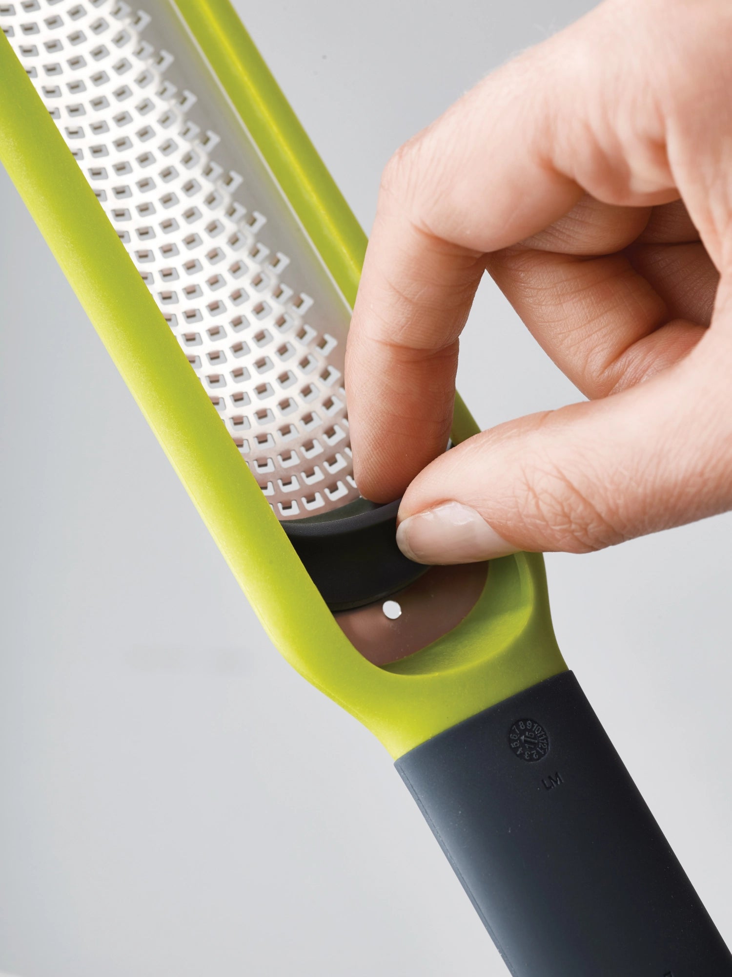Vielseitige HandiZest Zester Reibe in lebhaftem Grün, 27.8x5x2 cm, ideal zum Zesten von Zitrusfrüchten und einfach zu reinigen – perfekt für kreative Köche.