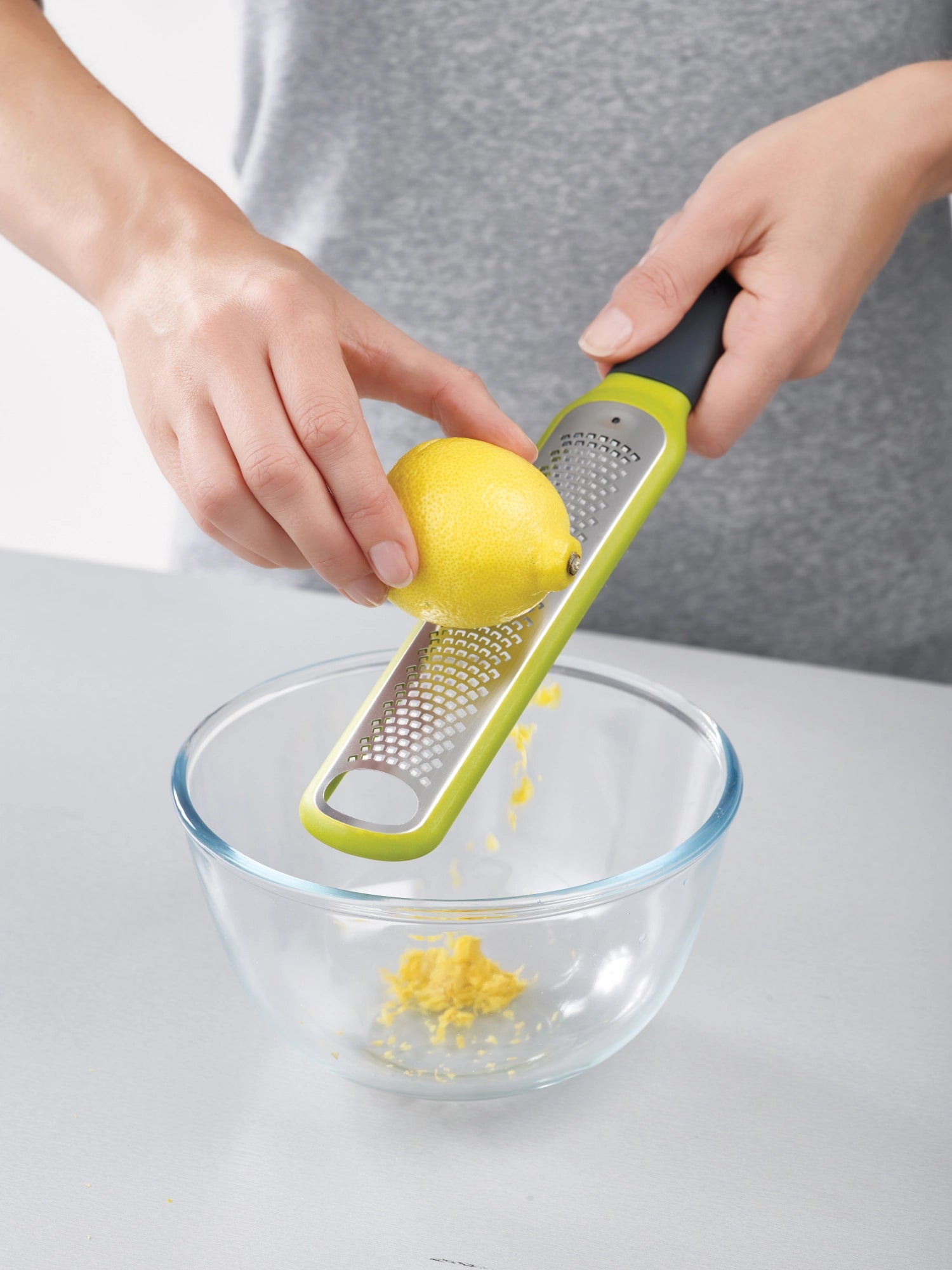 Praktische HandiZest Zester Reibe in frischem Grün, 27.8x5x2 cm, zum mühelosen Zesten und Reinigen, ein Must-Have für jede moderne Küche.