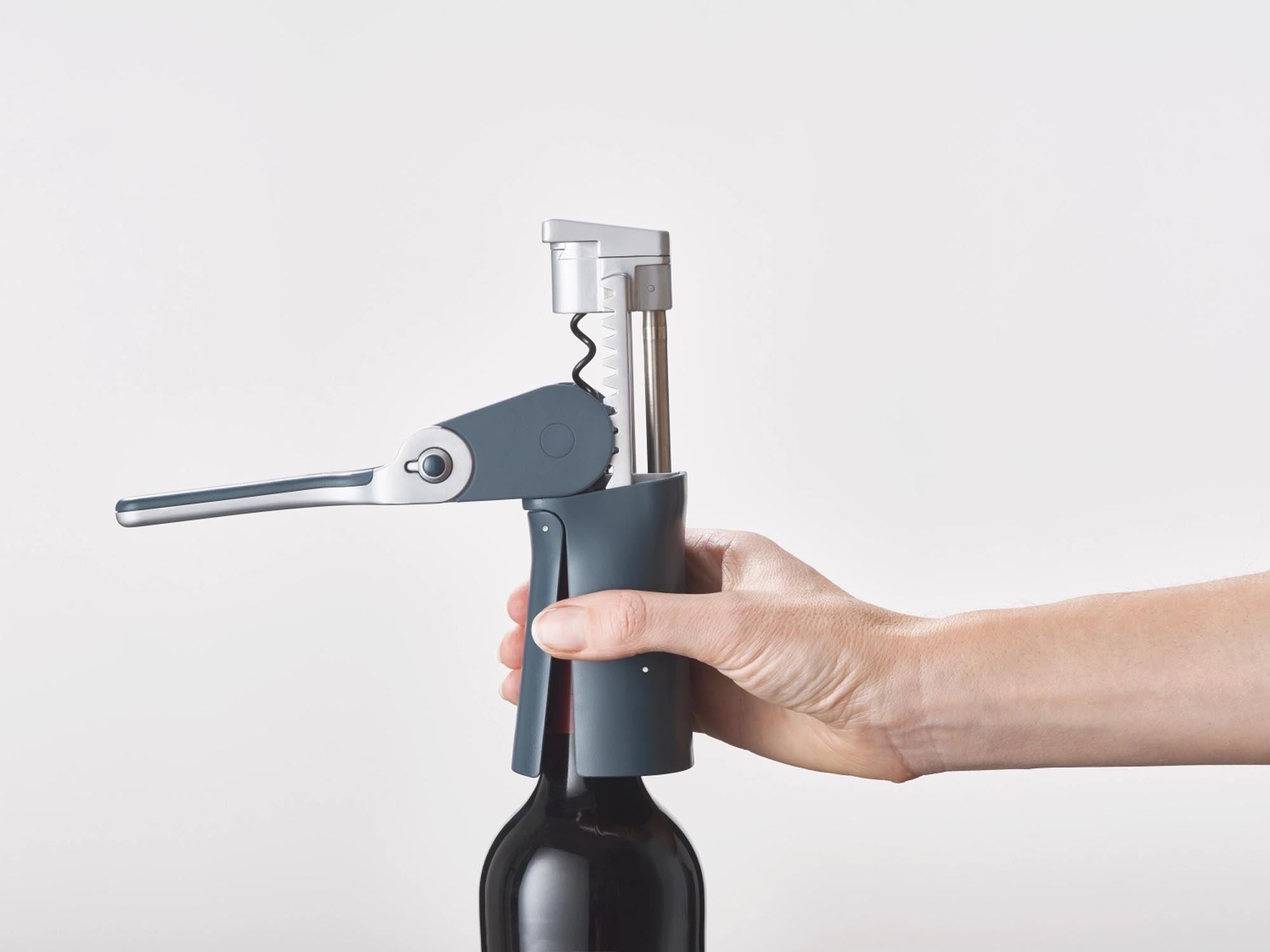 Entdecken Sie den BarWise Hebelkorkenzieher von Joseph Joseph: Hochwertig, ergonomisch und ideal für müheloses Öffnen von Weinflaschen.