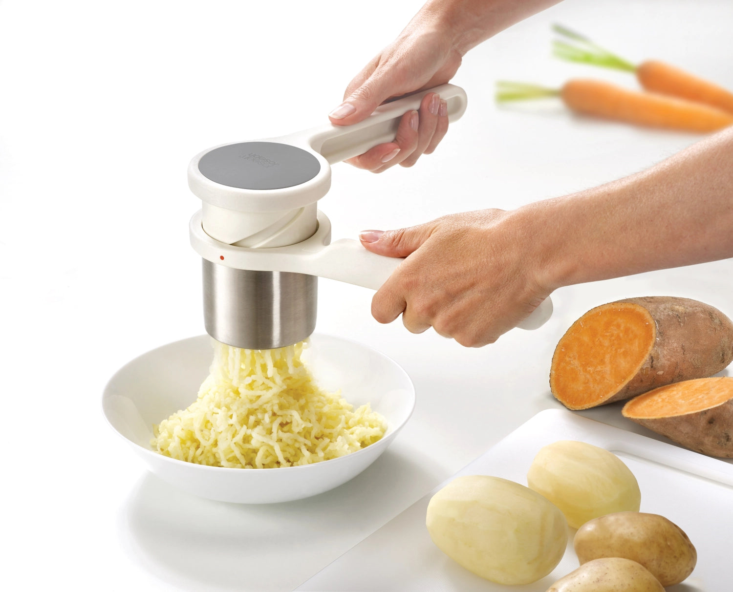 Kompakte Helix Kartoffelpresse von Joseph Joseph, ergonomisches Design für müheloses Pressen von Kartoffeln und Gemüse.