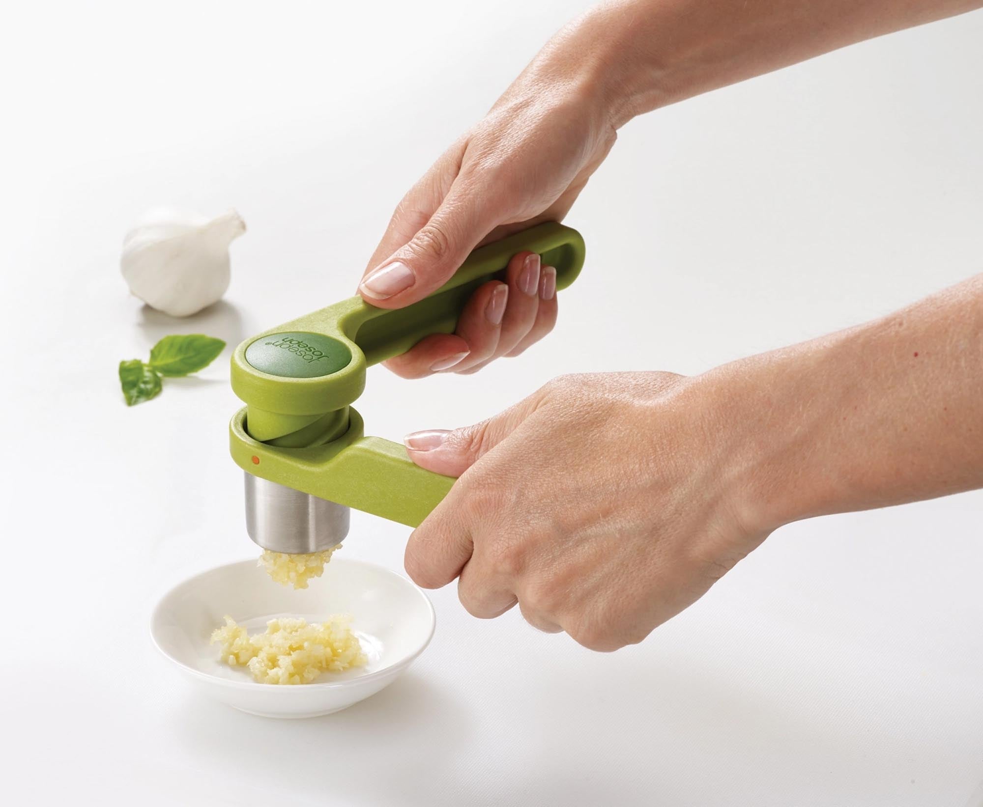 Entdecken Sie die Helix Knoblauchpresse von Joseph Joseph – kompakt, ergonomisch und aus hochwertigem Edelstahl. Perfekt für aromatischen Knoblauch!