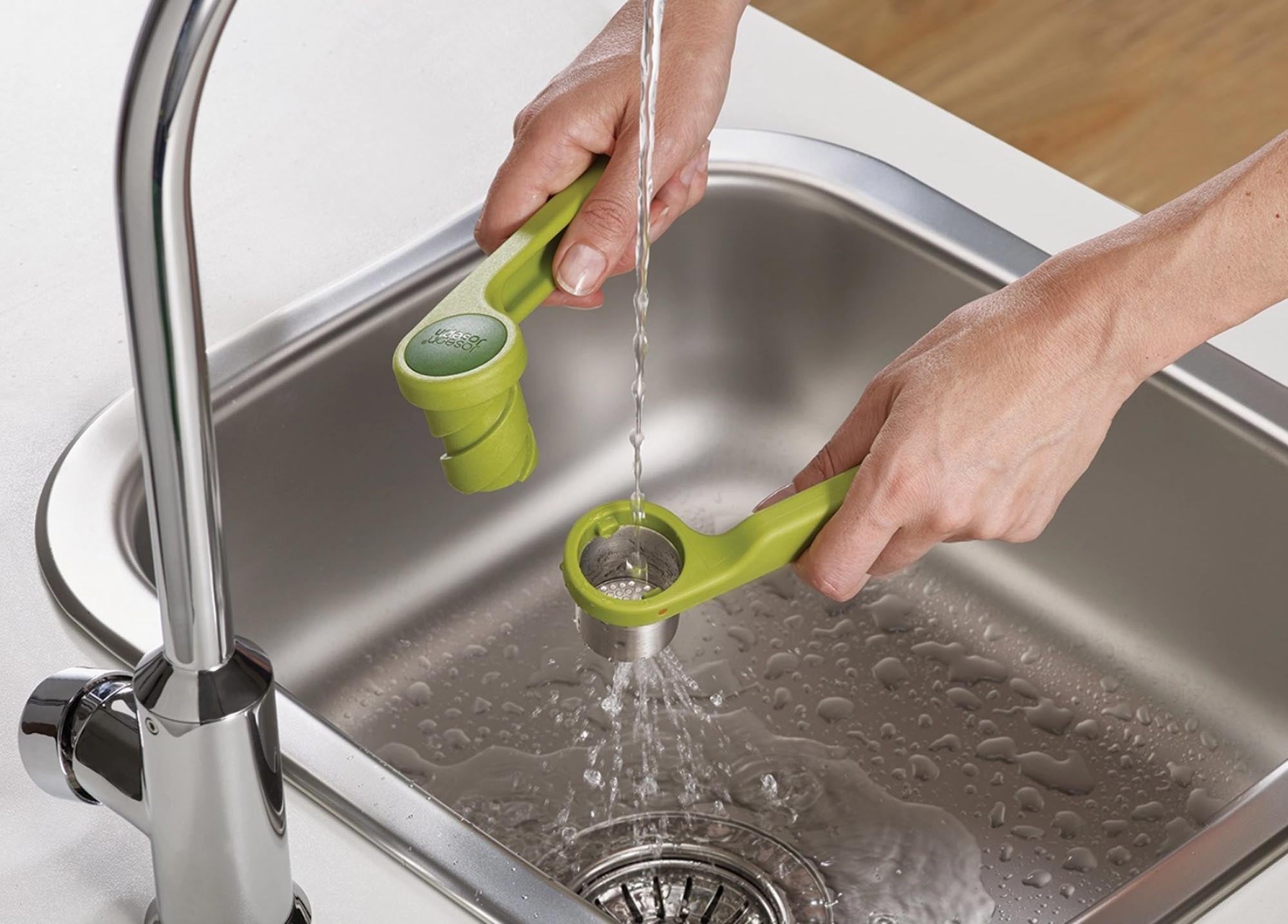 Die Helix Knoblauchpresse von Joseph Joseph: Kompakt, effizient und langlebig. Perfekt für aromatische Gerichte. Spülmaschinenfest!