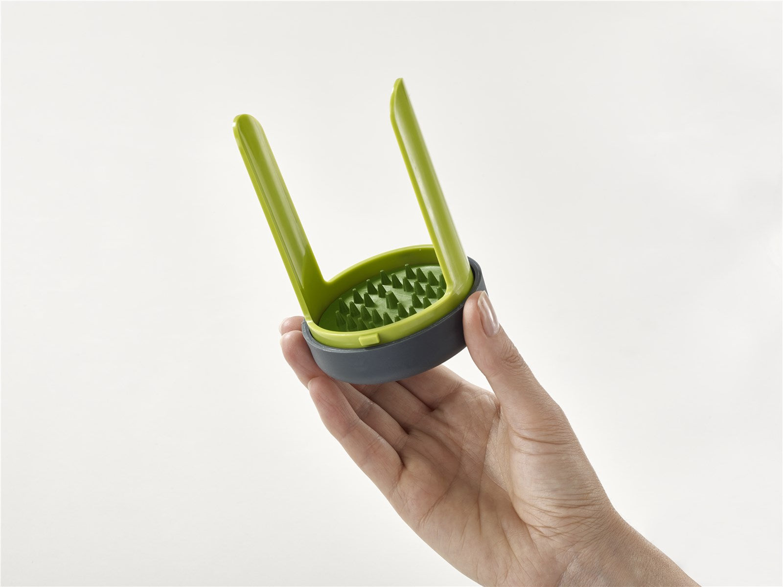 Der Joseph Joseph Spiro Spiralizer schneidet Gemüse und Obst in kunstvolle Spiralen. Mit 3 Klingen und praktischem Behälter für kreative, gesunde Gerichte.