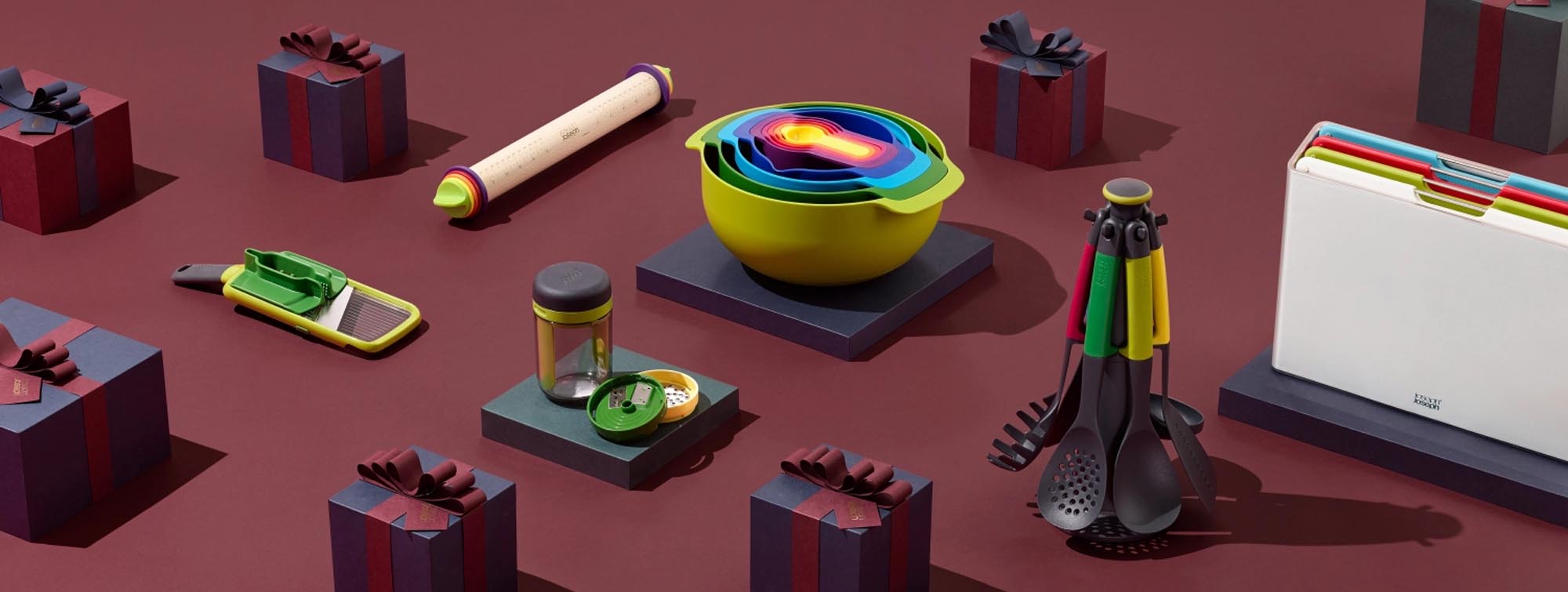 Der Joseph Joseph Spiro Spiralizer verwandelt Gemüse in kreative Spiralen. Mit 3 Klingen und Behälter, ideal für gesunde, dekorative Gerichte.