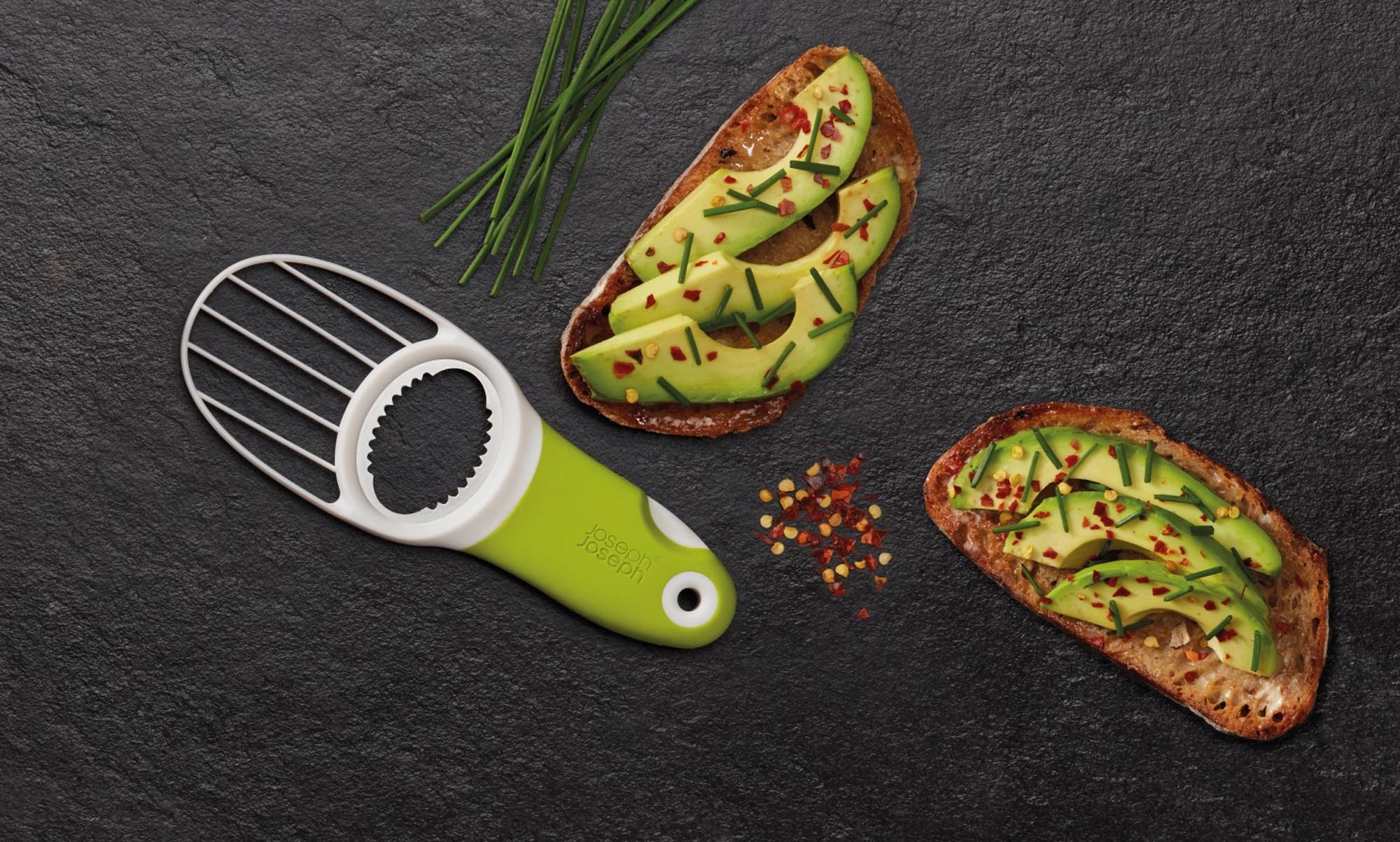 Der GoAvocado 3-in-1 Schneider von Joseph Joseph vereinfacht die Avocado-Zubereitung: schneiden, entkernen und schälen in einem handlichen Gerät.