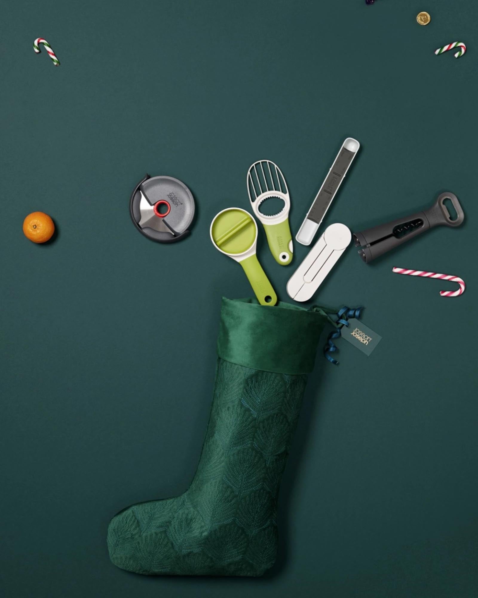 Entdecken Sie den GoAvocado 3-in-1 Schneider von Joseph Joseph: Ihr praktischer Küchenhelfer für einfaches Schneiden, Entkernen und Schälen von Avocados!