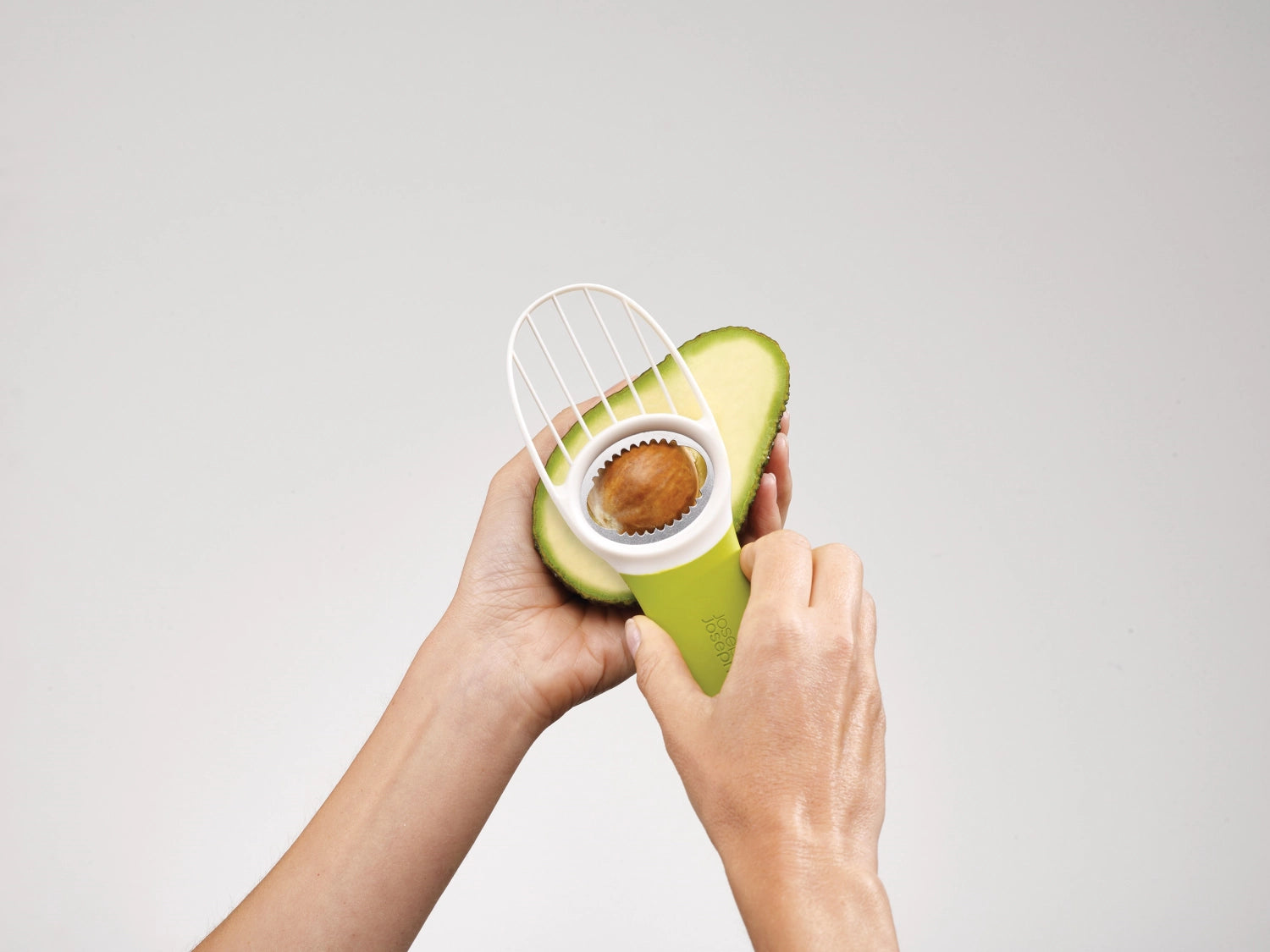 Der GoAvocado 3-in-1 Schneider in frischem Grün vereinfacht die Avocado-Zubereitung mit Funktionen zum Schneiden, Entkernen und Pürieren.
