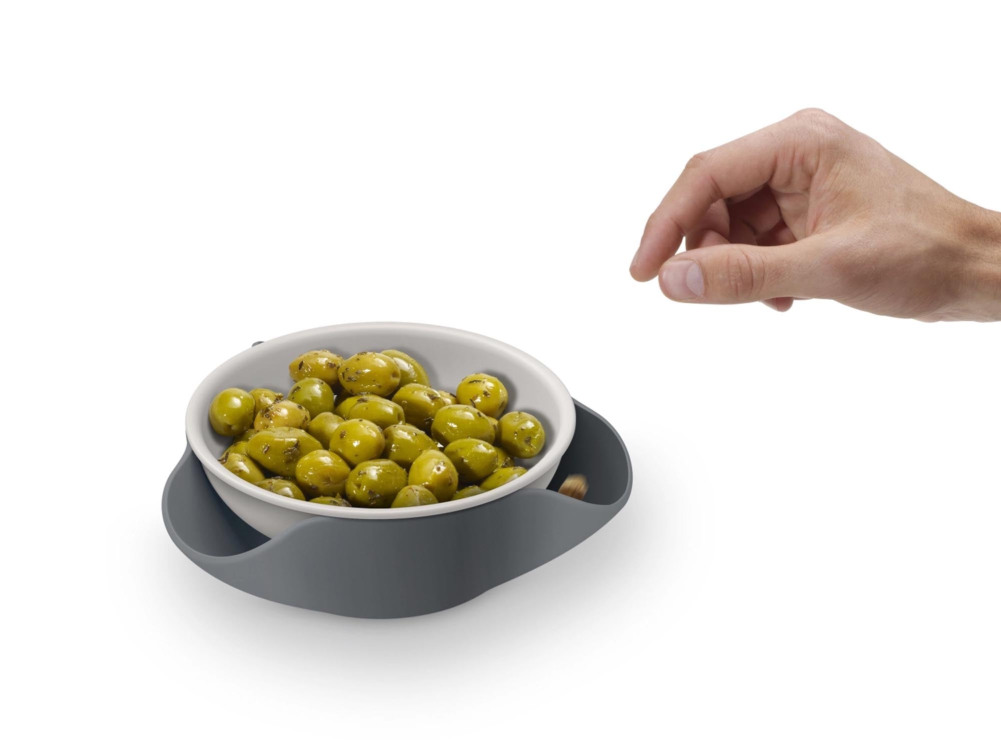 Innovative Joseph Joseph Double-Dish für müheloses Snack-Servieren.