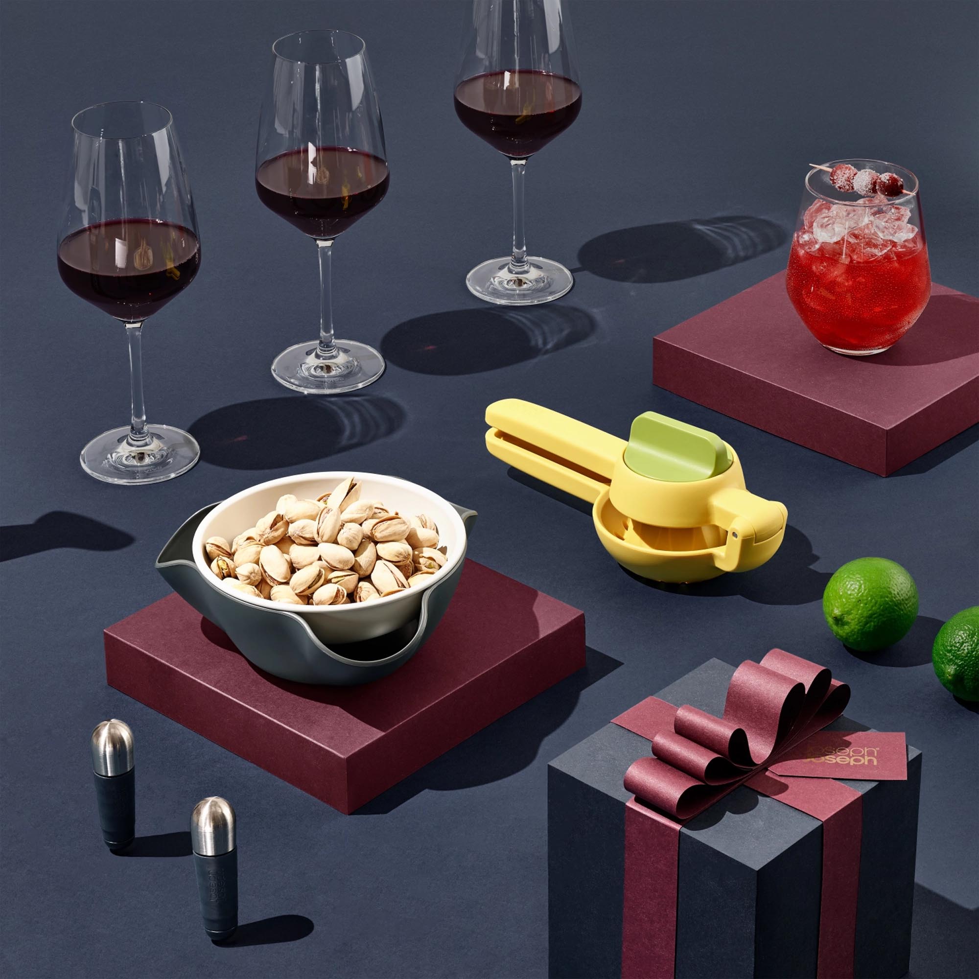 Praktische Joseph Joseph Double-Dish Servierschüssel: Ideal für stilvolle Präsentation von Dips und Snacks bei jedem Anlass.