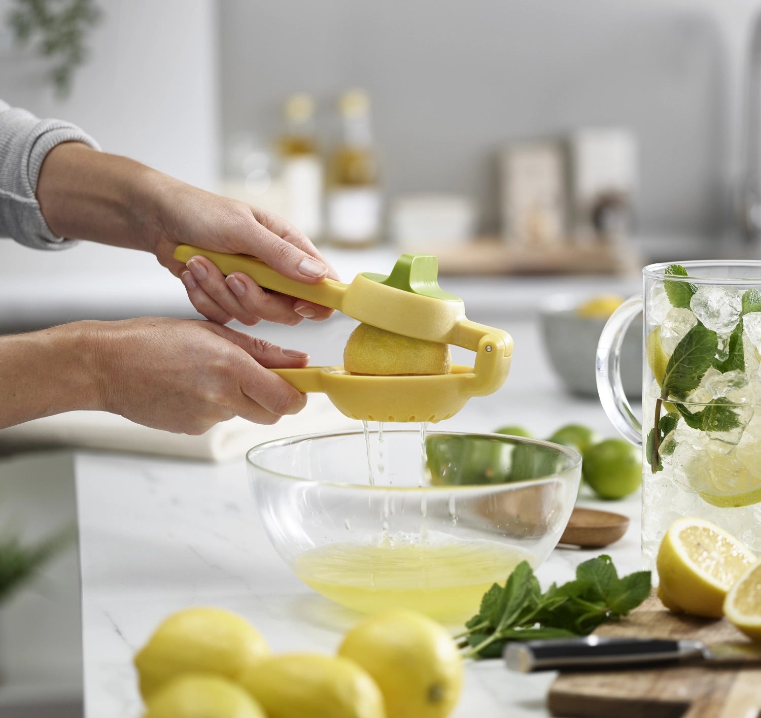 JuiceMax Zweifach-Zitronenpresse von Joseph Joseph, ergonomisches Design, ideal für effizientes Auspressen von Zitronen und Limetten.