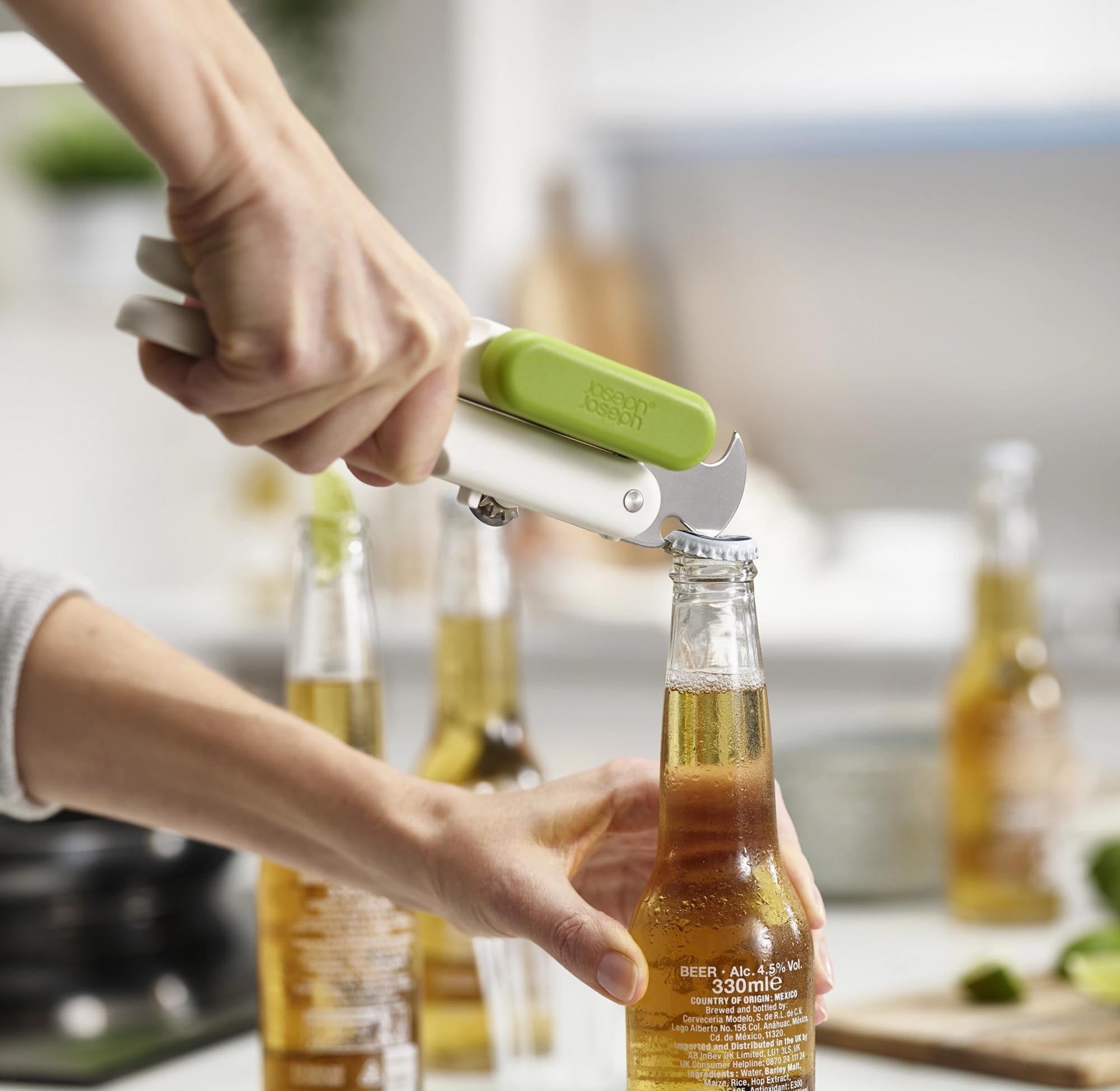 Entdecken Sie den vielseitigen Pivot 3-in-1 Dosenöffner von Joseph Joseph – Ihr praktischer Helfer für Dosen, Kapseln und Ringdeckel. Ergonomisch und elegant!