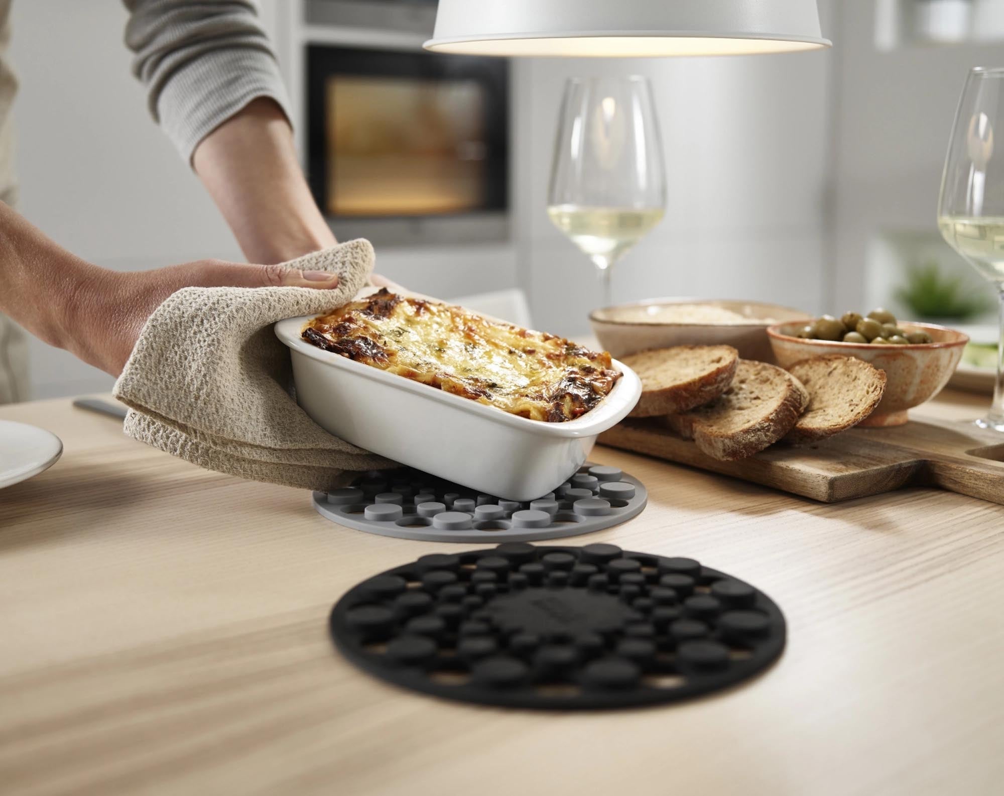 Entdecken Sie die stilvollen Spot-On Silikonuntersetzer von Joseph Joseph im 2er Set – hitzebeständig, rutschfest und leicht zu reinigen für jeden Tisch.