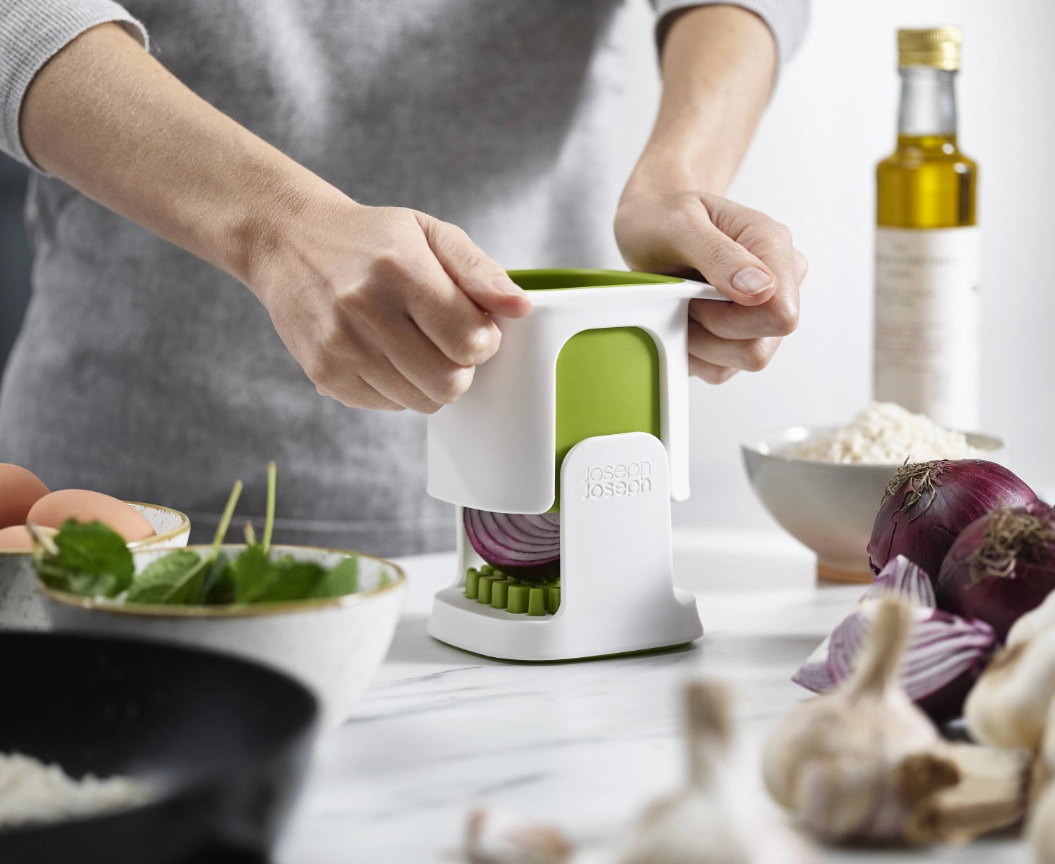 ChopCup Gemüsehacker von Joseph Joseph, innovatives Küchengerät zum schnellen und einfachen Hacken von Gemüse, ideal für gesunde Gerichte.