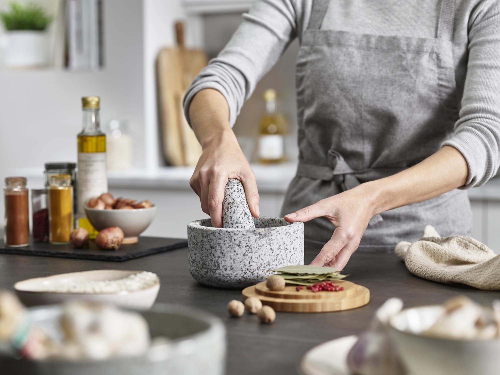 Entdecken Sie den eleganten Dash Mörser Stössel aus robustem Granit mit stilvollem Bambusdeckel – ideal für frische Gewürze und kreative Küchenideen!