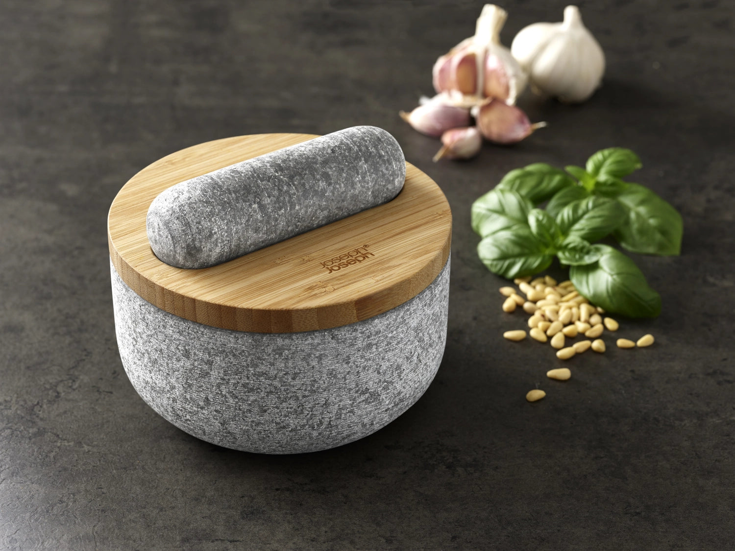 Eleganter Granitmörser mit Bambusdeckel von Joseph Joseph, ideal zum Mahlen von Gewürzen und Kräutern für aromatische Gerichte.