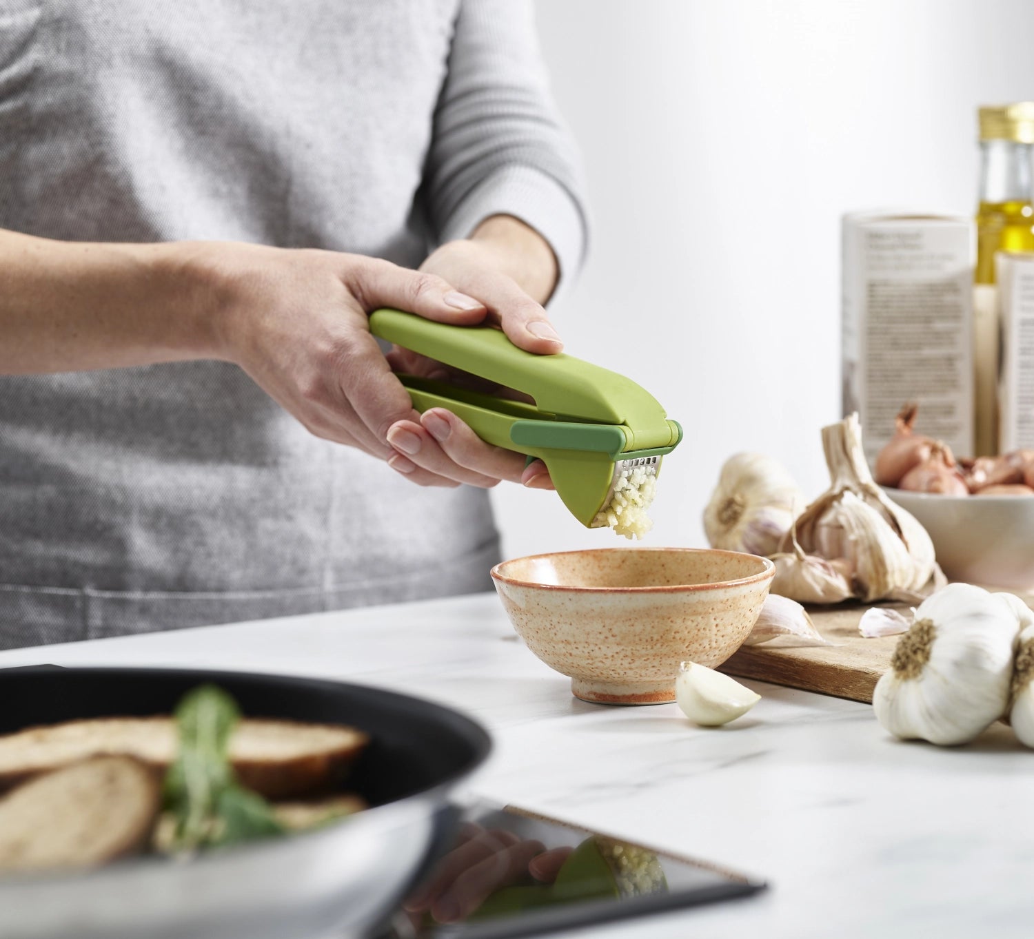 Praktische Knoblauchpresse von Joseph Joseph mit innovativem Design, das das Zerkleinern von Knoblauch schnell und einfach macht.