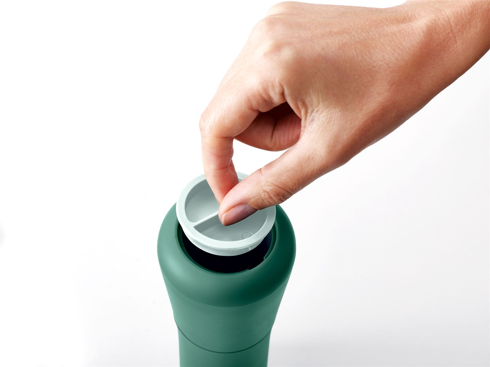 Verleihen Sie Ihren Gerichten mit der stilvollen Milltop Salz- und Pfeffermühle von Joseph Joseph den perfekten Geschmack. Kompakt und funktional!