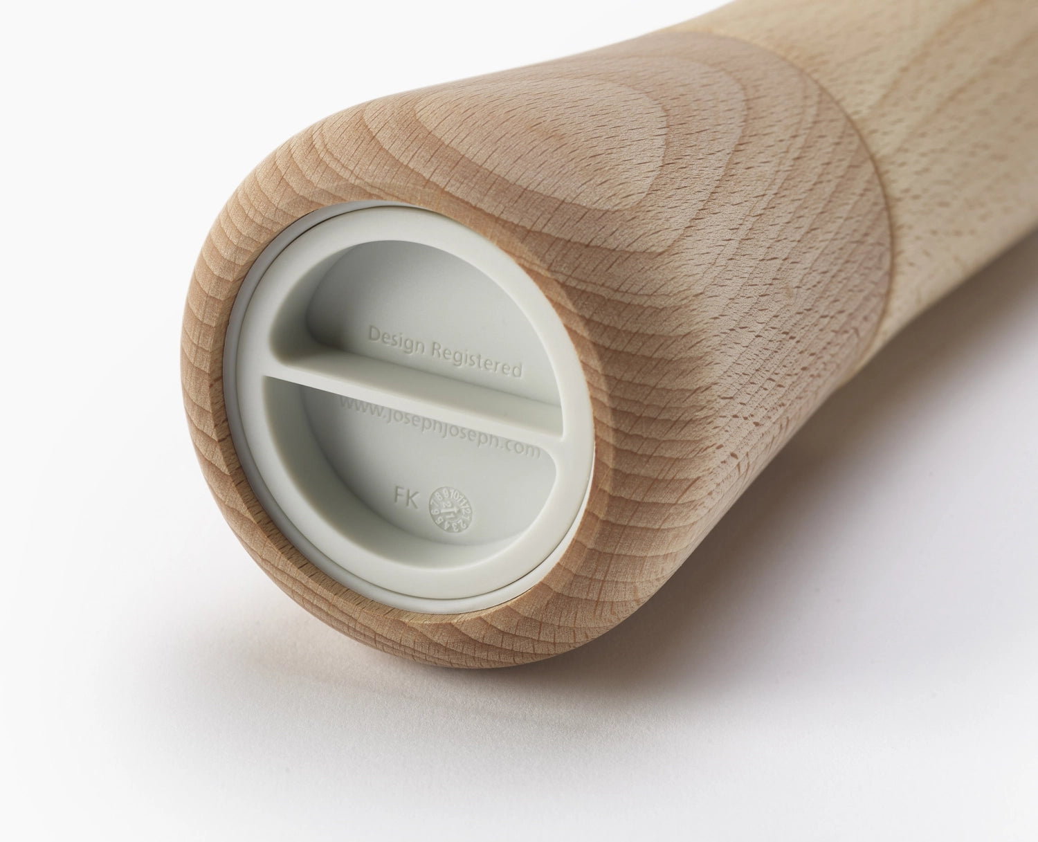Stilvolle 19 cm Salzmühle aus hochwertigem Holz von Joseph Joseph, designed für eine saubere und präzise Salzzuführung ohne Krümel.
