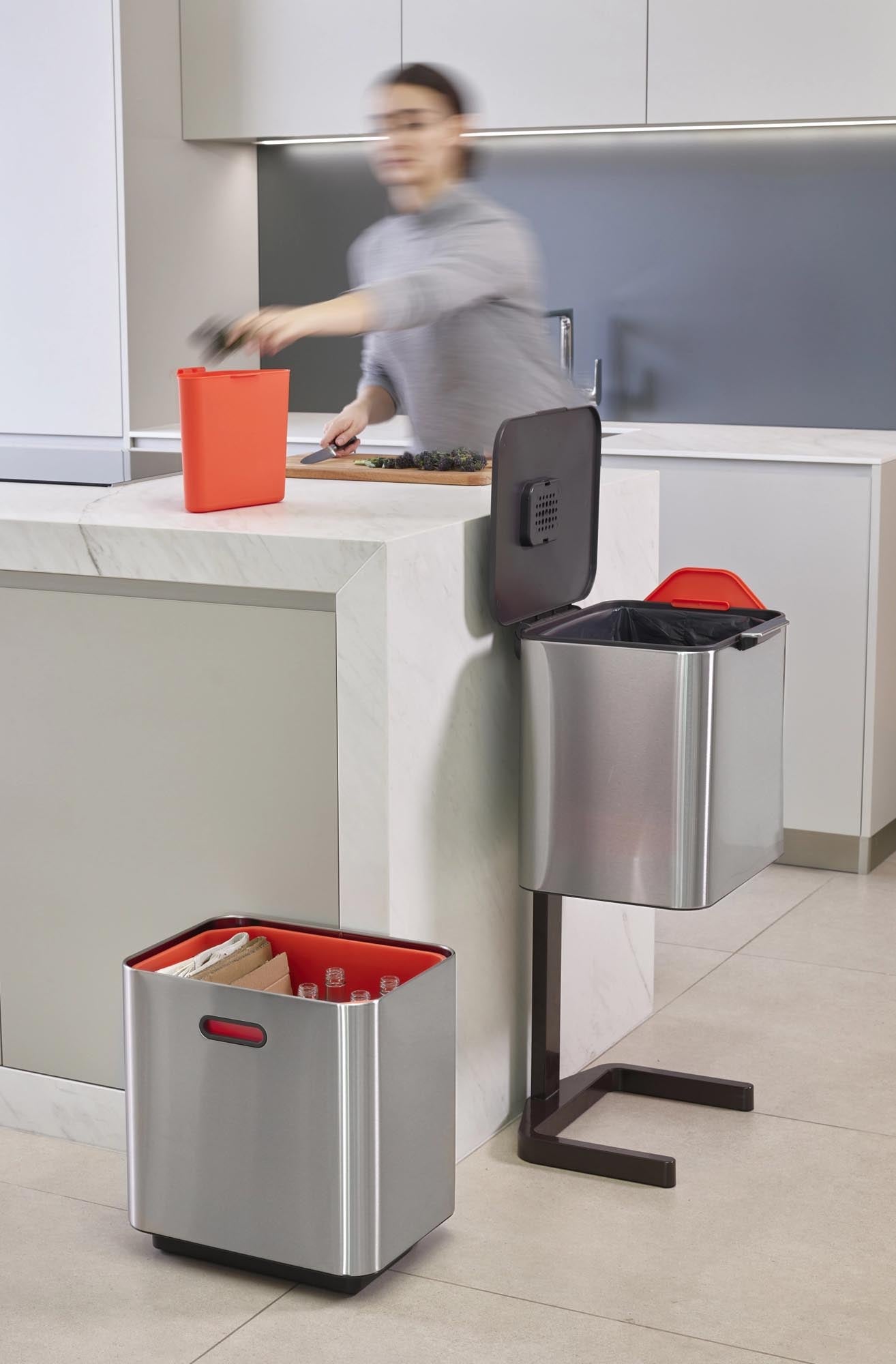 Entdecken Sie den Totem Max 60L von Joseph Joseph – ein stilvoller Mülltrennsystem aus Edelstahl für modernes Recycling.