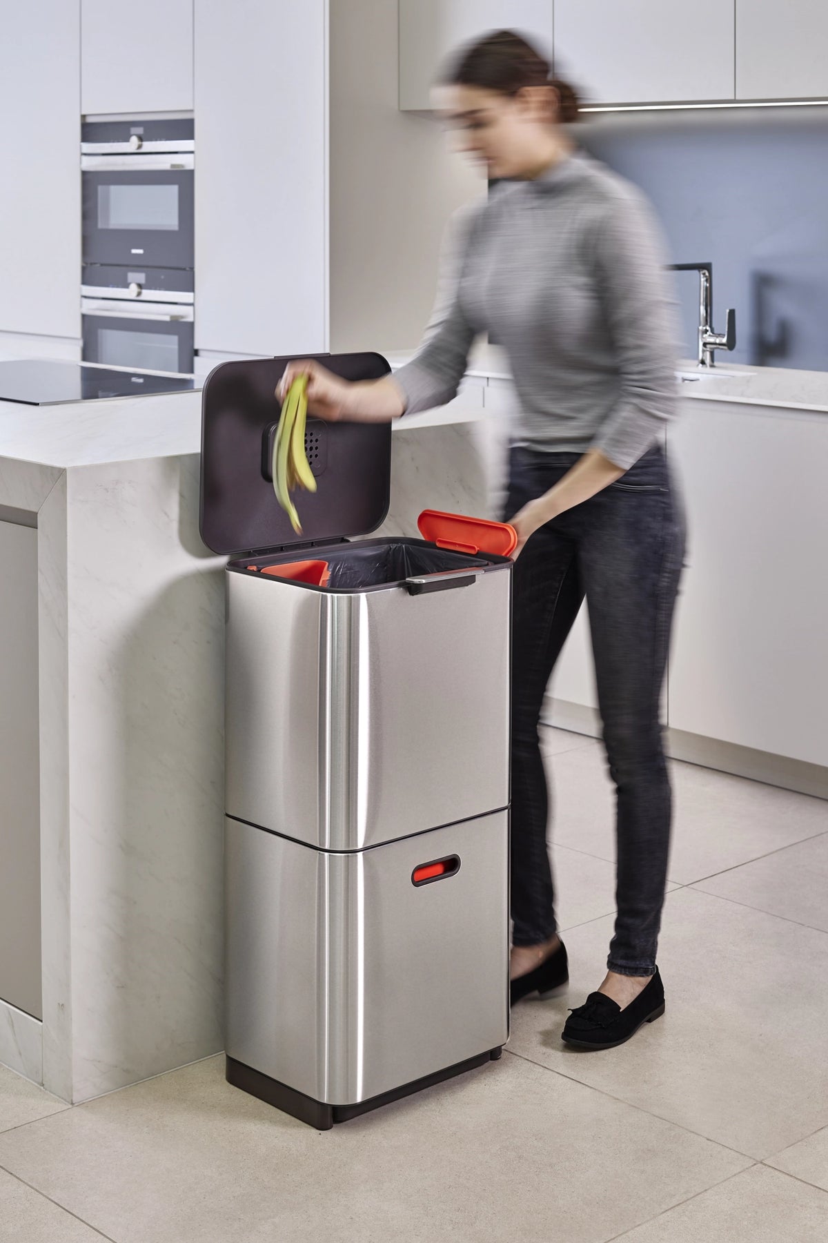 Totem Max 60L, edelstahl in Silber präsentiert im Onlineshop von KAQTU Design AG. Mülleimer ist von Joseph Joseph
