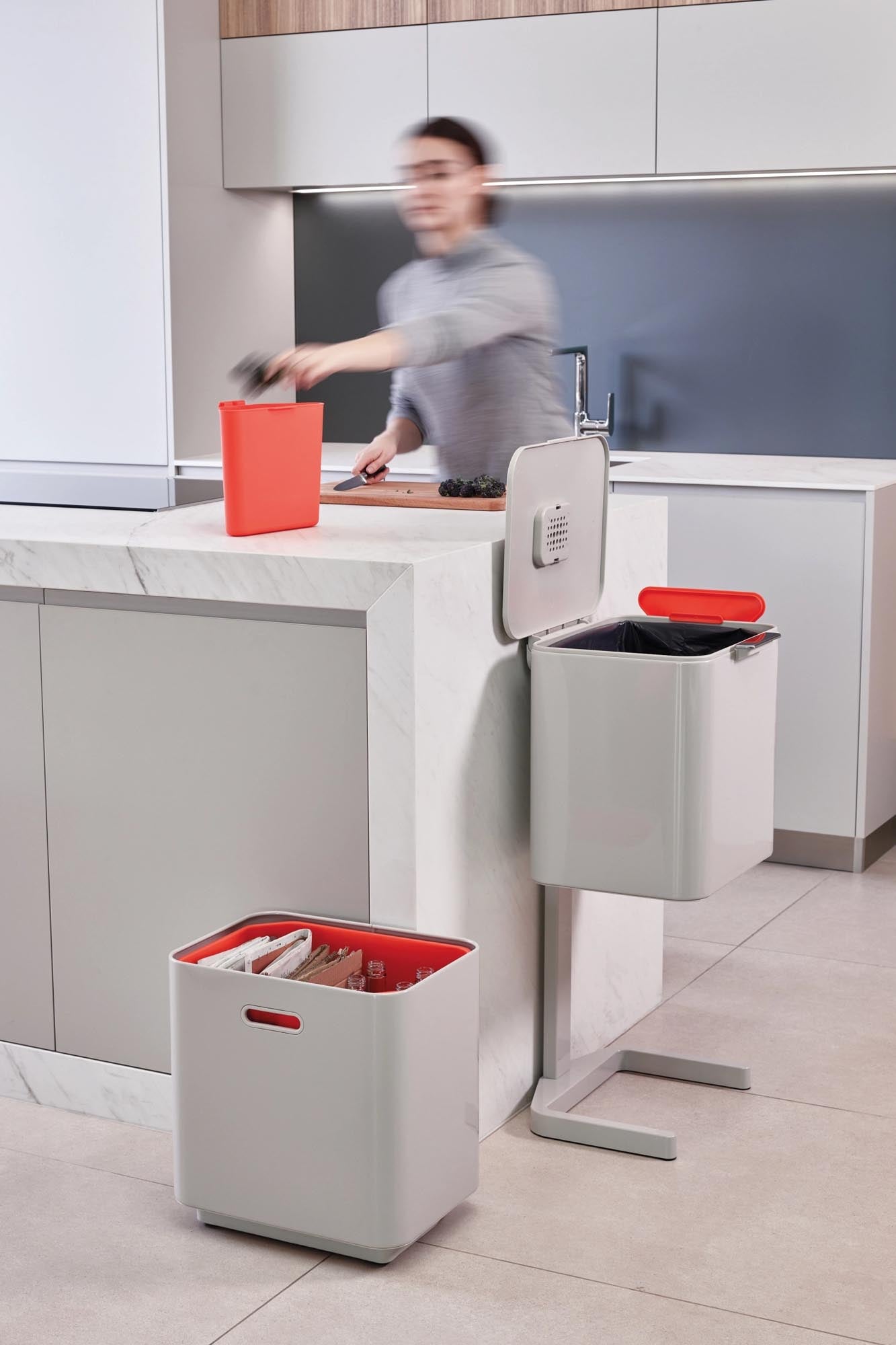 Entdecken Sie den Totem Max 60L von Joseph Joseph: Ein stilvoller Mülleimer mit elegantem Stein-Finish, ideal für umweltbewusste Haushalte.