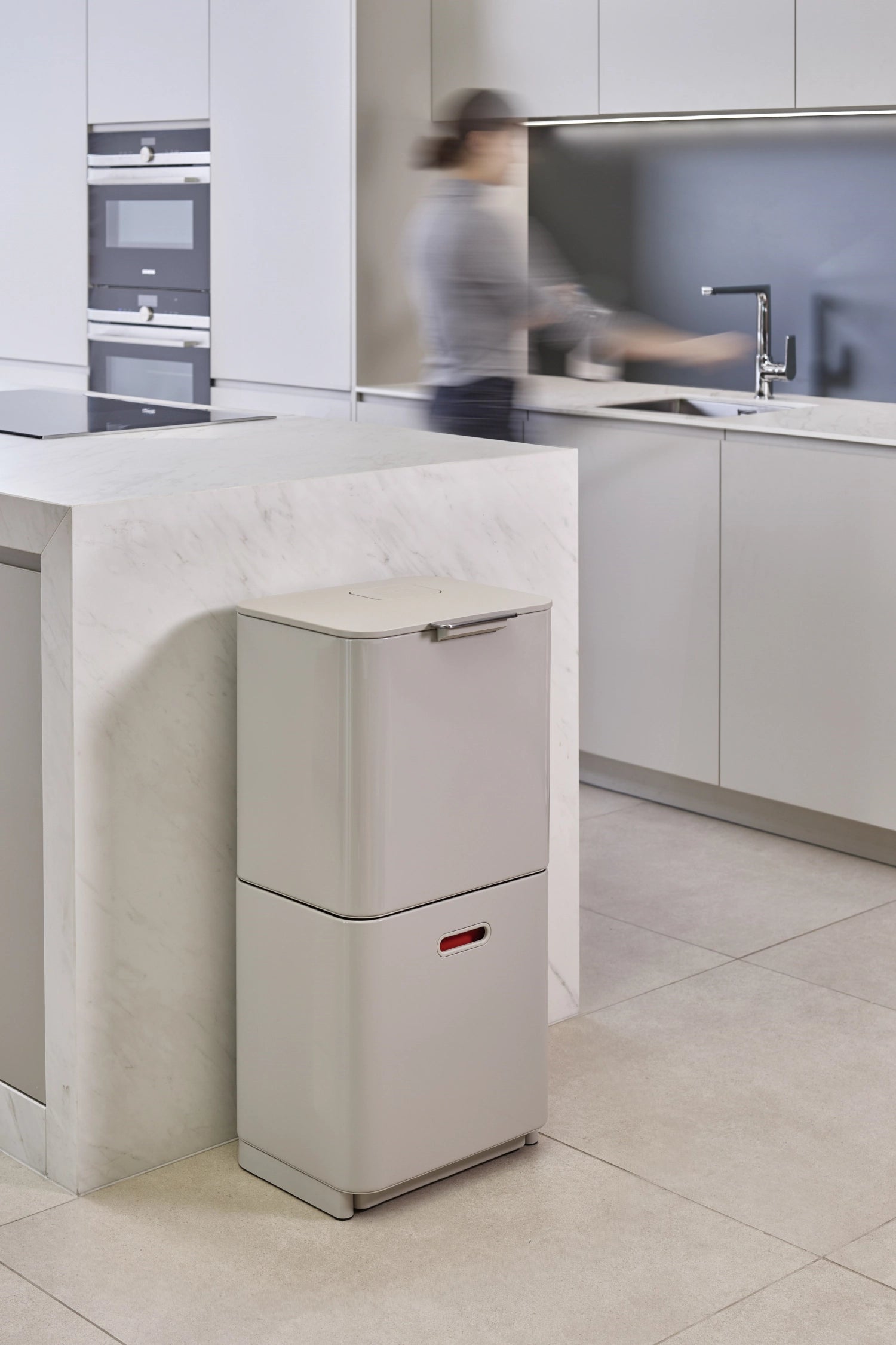 Moderner Totem Max 60L Mülleimer von Joseph Joseph in Steinfarbe, ideal für eine stilvolle und funktionale Abfallentsorgung in jedem Raum.