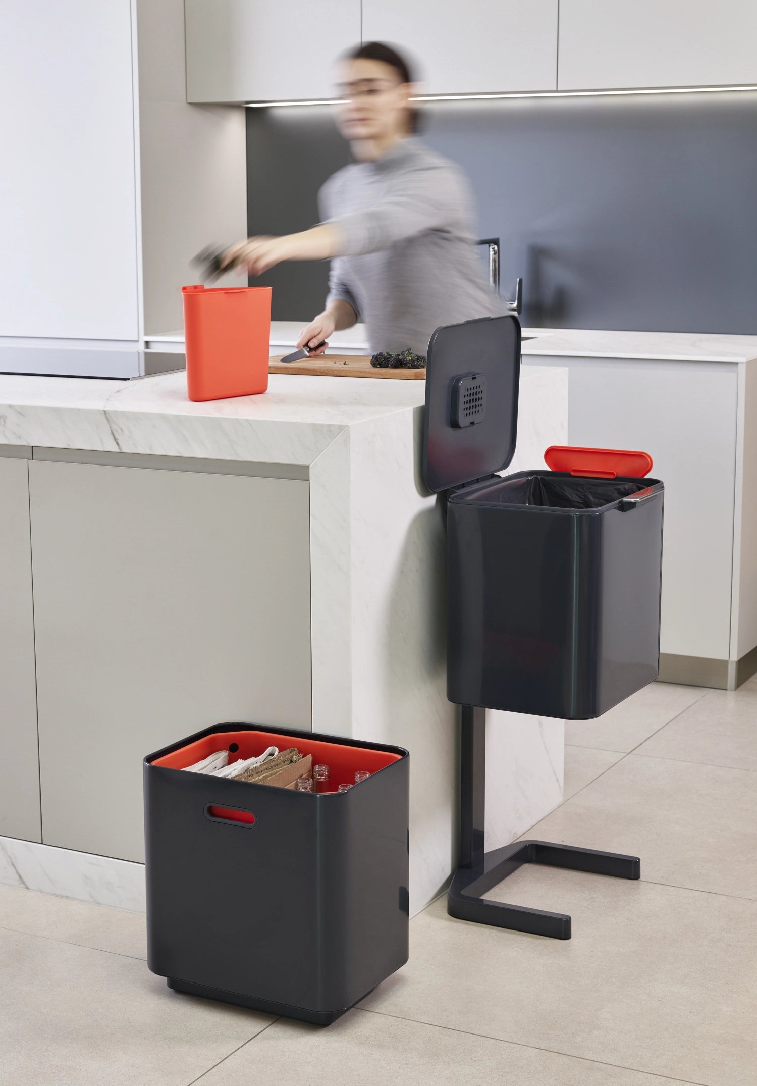Moderner Joseph Joseph Totem Max 60L Mülleimer in Graphit, ideal für umweltbewusste Mülltrennung dank praktischer Fächer.
