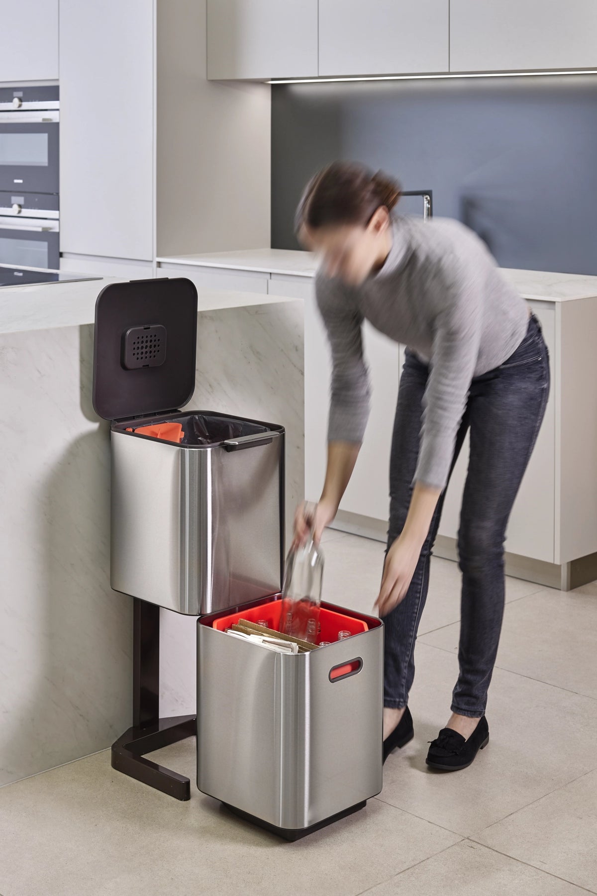 Totem Compact 40L, edelstahl in Silber präsentiert im Onlineshop von KAQTU Design AG. Mülleimer ist von Joseph Joseph