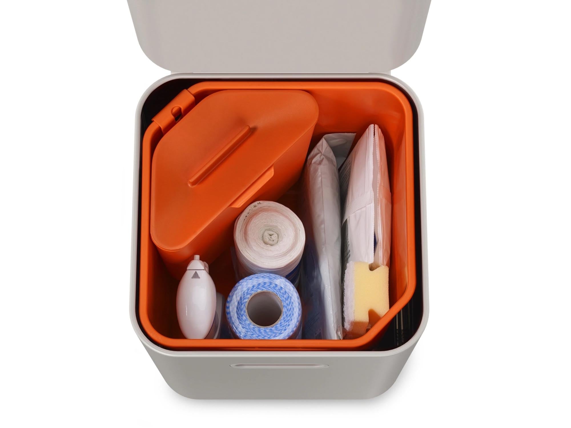 Der Totem Compact 40L von Joseph Joseph bietet stilvolle Abfalltrennung mit praktischen Fächern im eleganten Stone-Design.