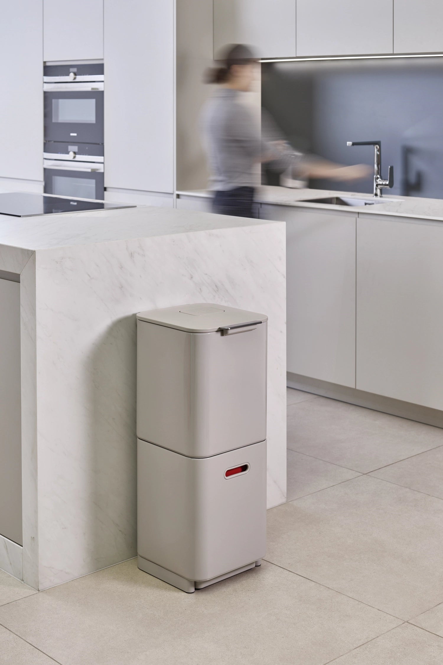 Der Totem Compact 40L von Joseph Joseph ist ein stilvoller Mülleimer mit praktischen Trennfächern in edlem Stone-Finish.