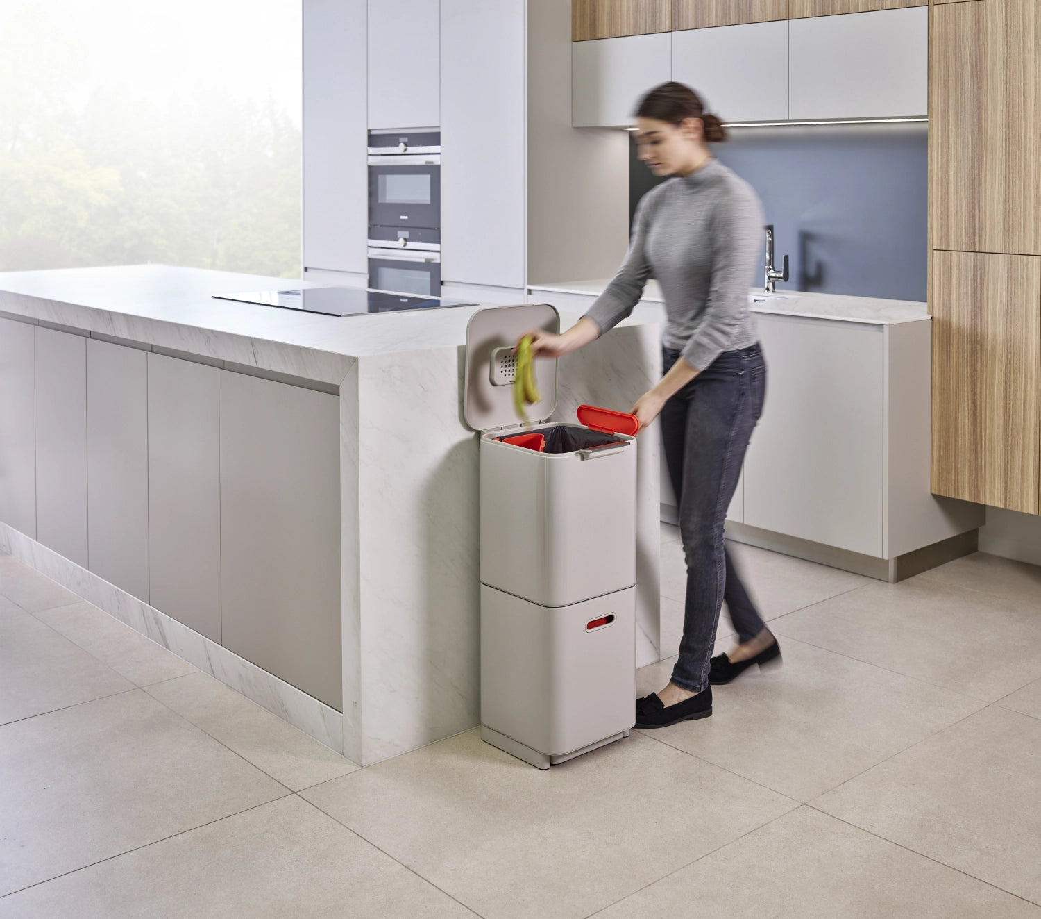 Der Totem Compact 40L in elegantem Stone-Design bietet durchdachte Trennmöglichkeiten für Müll und Recycling in einem kompakten Format.
