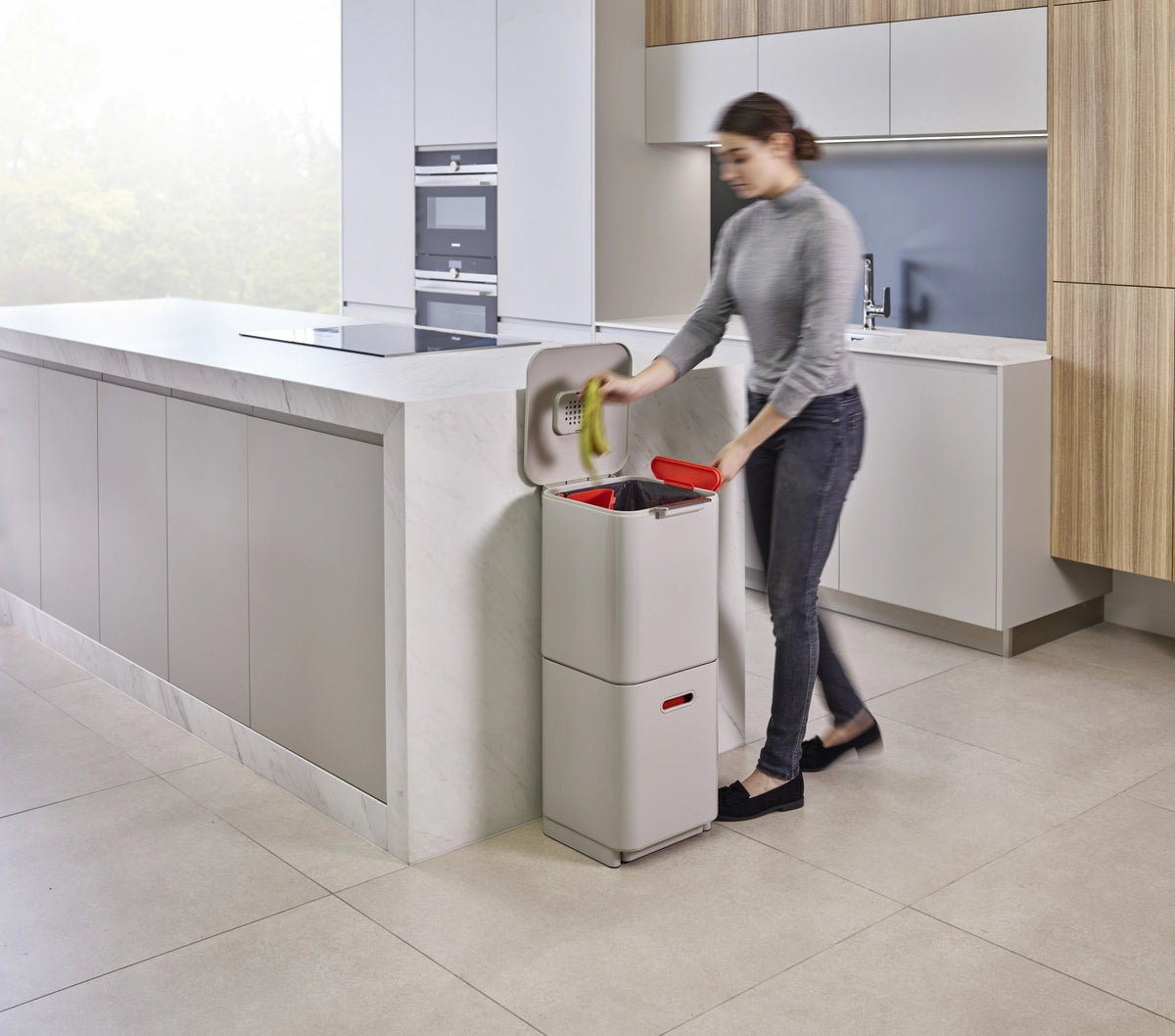 Totem Compact 40L mit Seperationen, stone in Silber präsentiert im Onlineshop von KAQTU Design AG. Mülleimer ist von Joseph Joseph