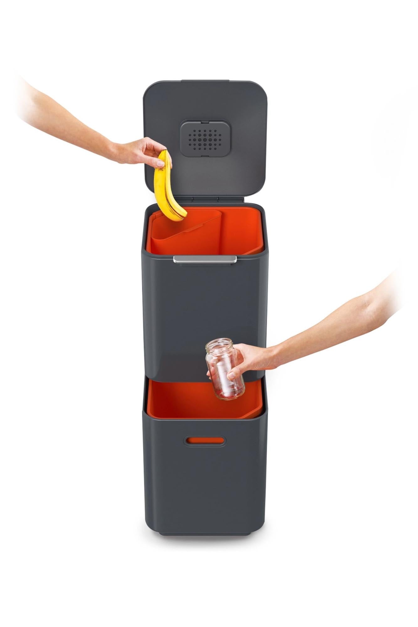 Totem Compact 40L in stilvollem Graphit: Effiziente Abfalltrennung mit cleveren Fächern für ein modernes Zuhause.