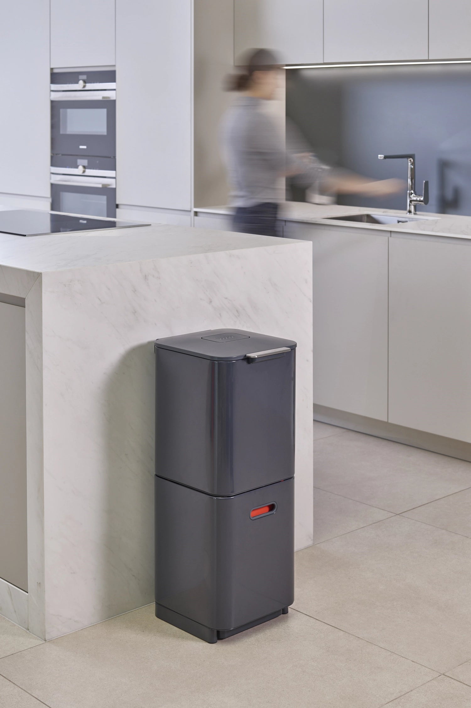 Der Totem Compact 40L von Joseph Joseph in Graphit bietet durchdachte Trennmöglichkeiten für Müll und Recycling, ideal für moderne Küchen.