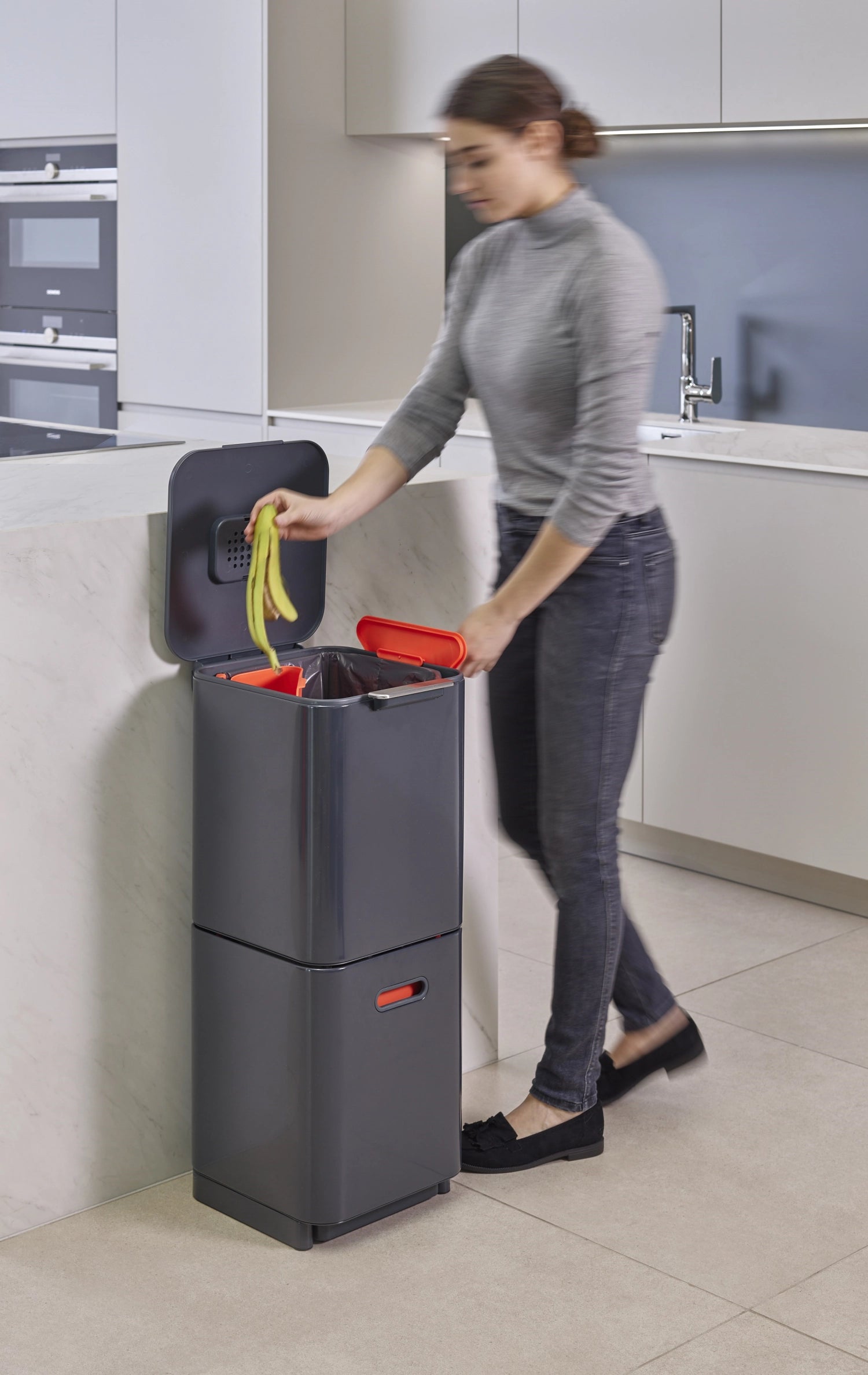 Der Totem Compact 40L in Graphit von Joseph Joseph vereint elegantes Design mit praktischen Trennfächern für Abfall und Recycling.