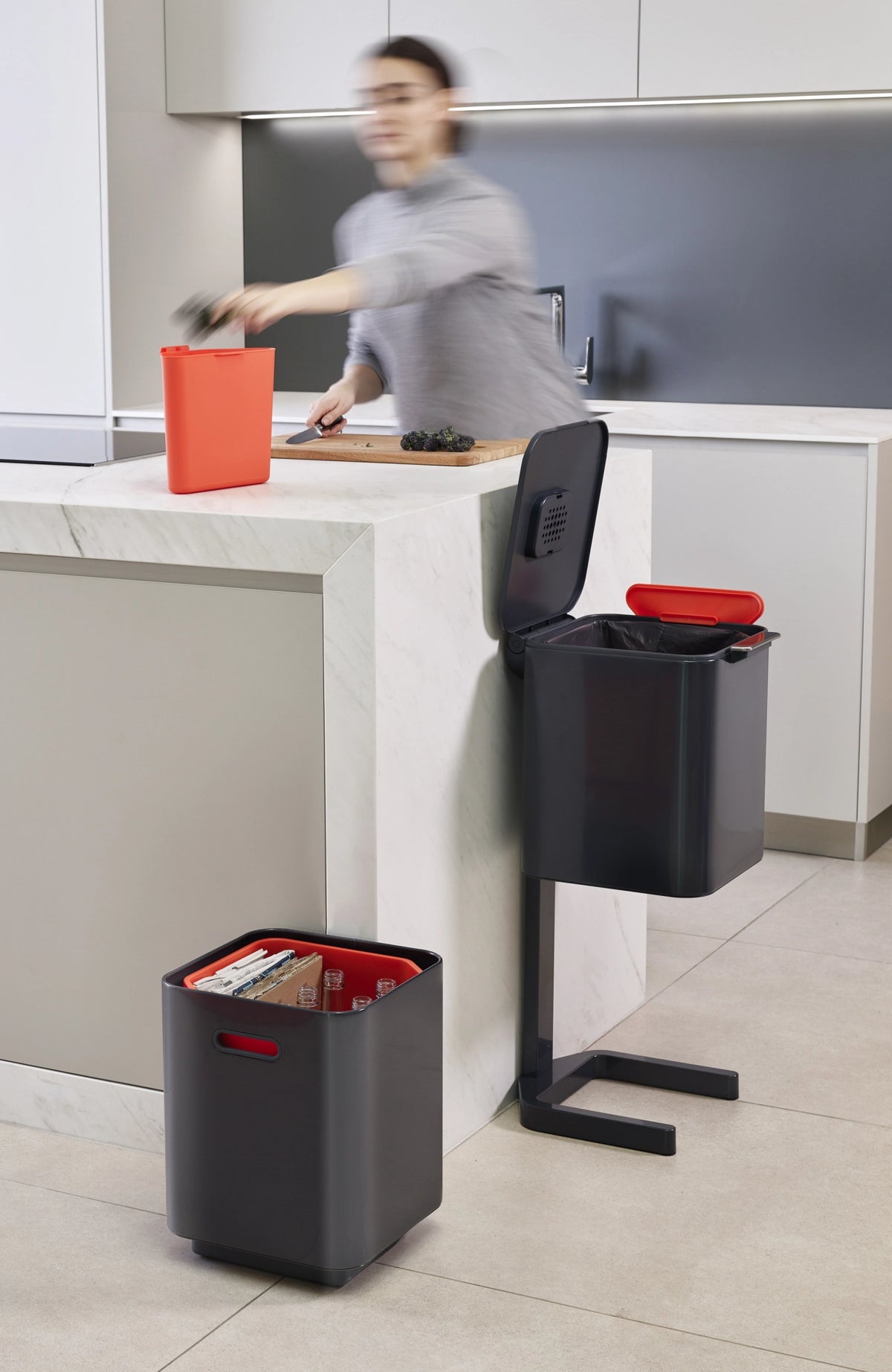 Totem Compact 40L mit Seperationen, graphit in Silber präsentiert im Onlineshop von KAQTU Design AG. Mülleimer ist von Joseph Joseph